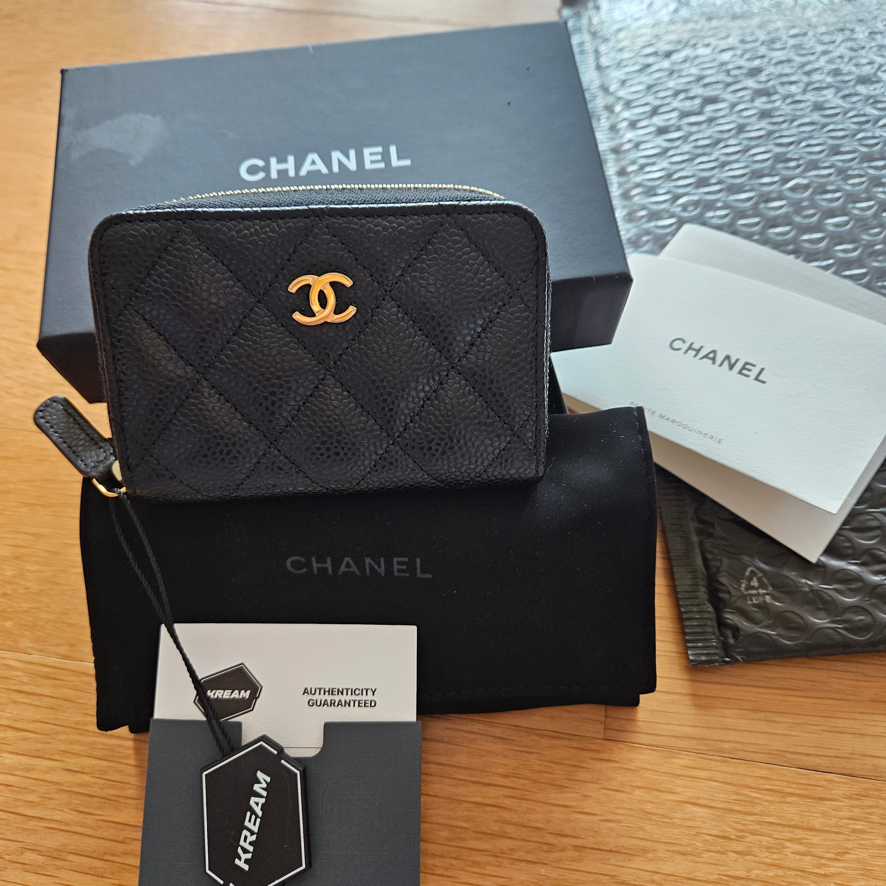 Chanel Classic Zipped Coin Purse Grained Calfskin & Gold Black 착용 스타일 - 1