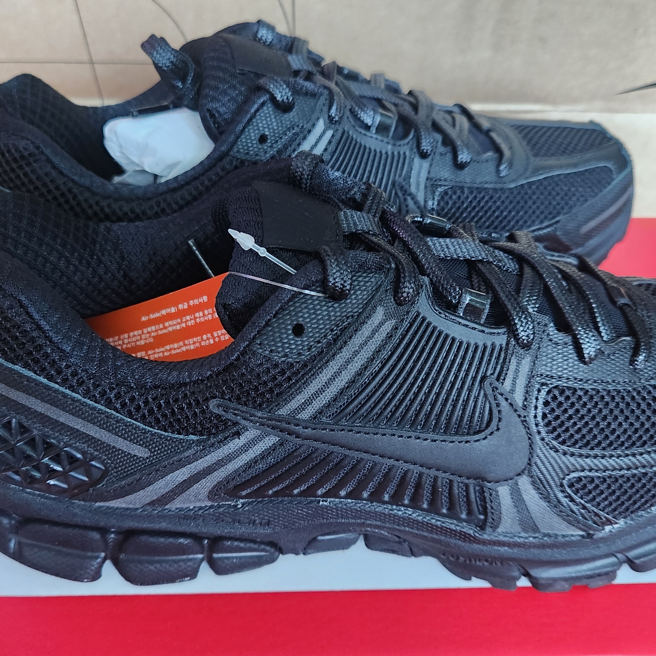 Nike Zoom Vomero 5 SP Black 착용 스타일 - 2