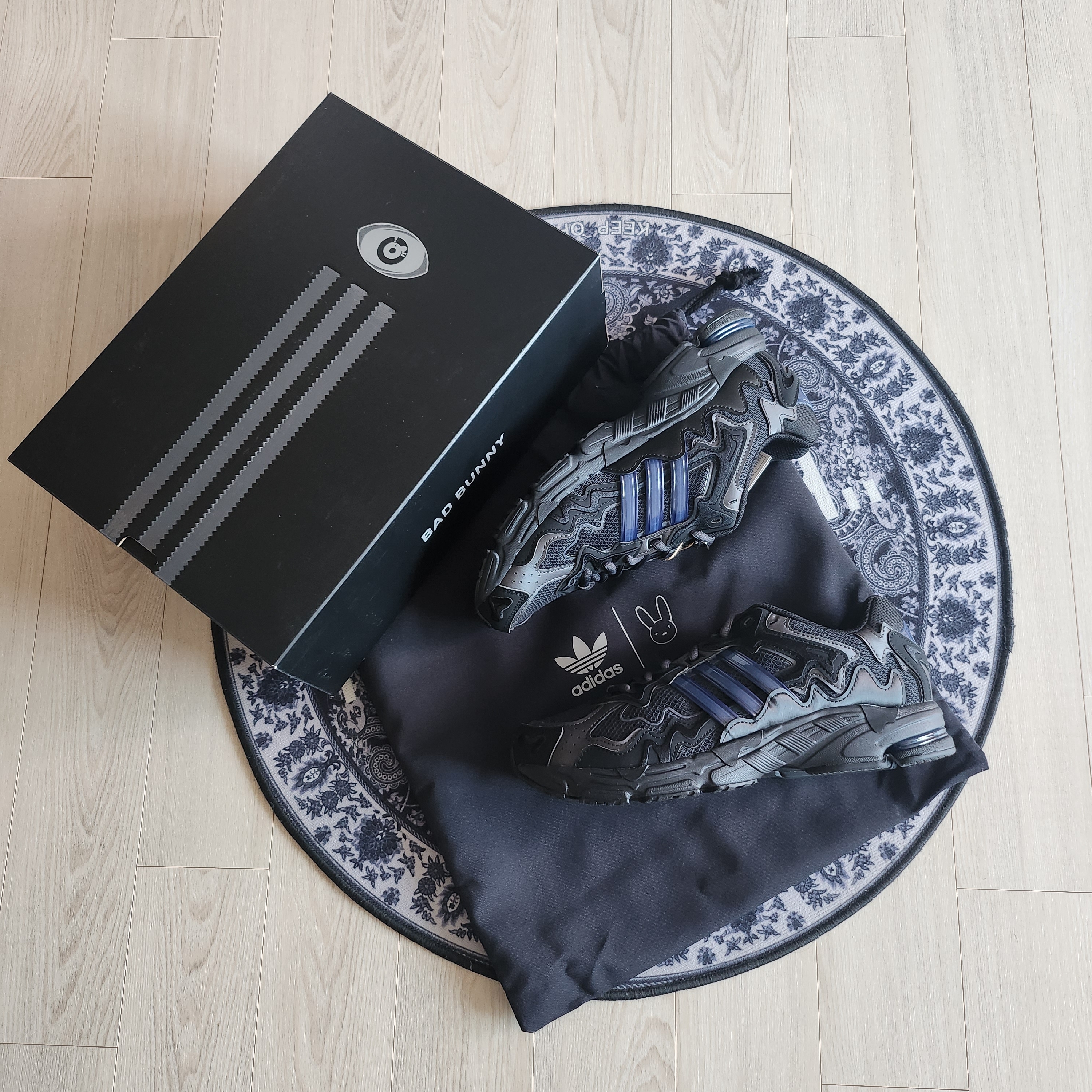 Adidas x Bad Bunny Response CL Core Black 착용 스타일