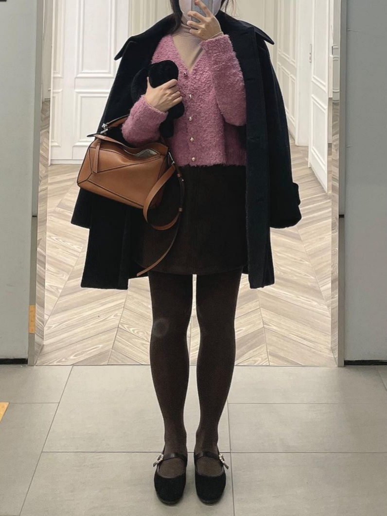 Loewe Small Puzzle Bag in Satin Calfskin Plumrose, Loewe Small Puzzle Bag In Soft Grained Calfskin Sand 착용 스타일