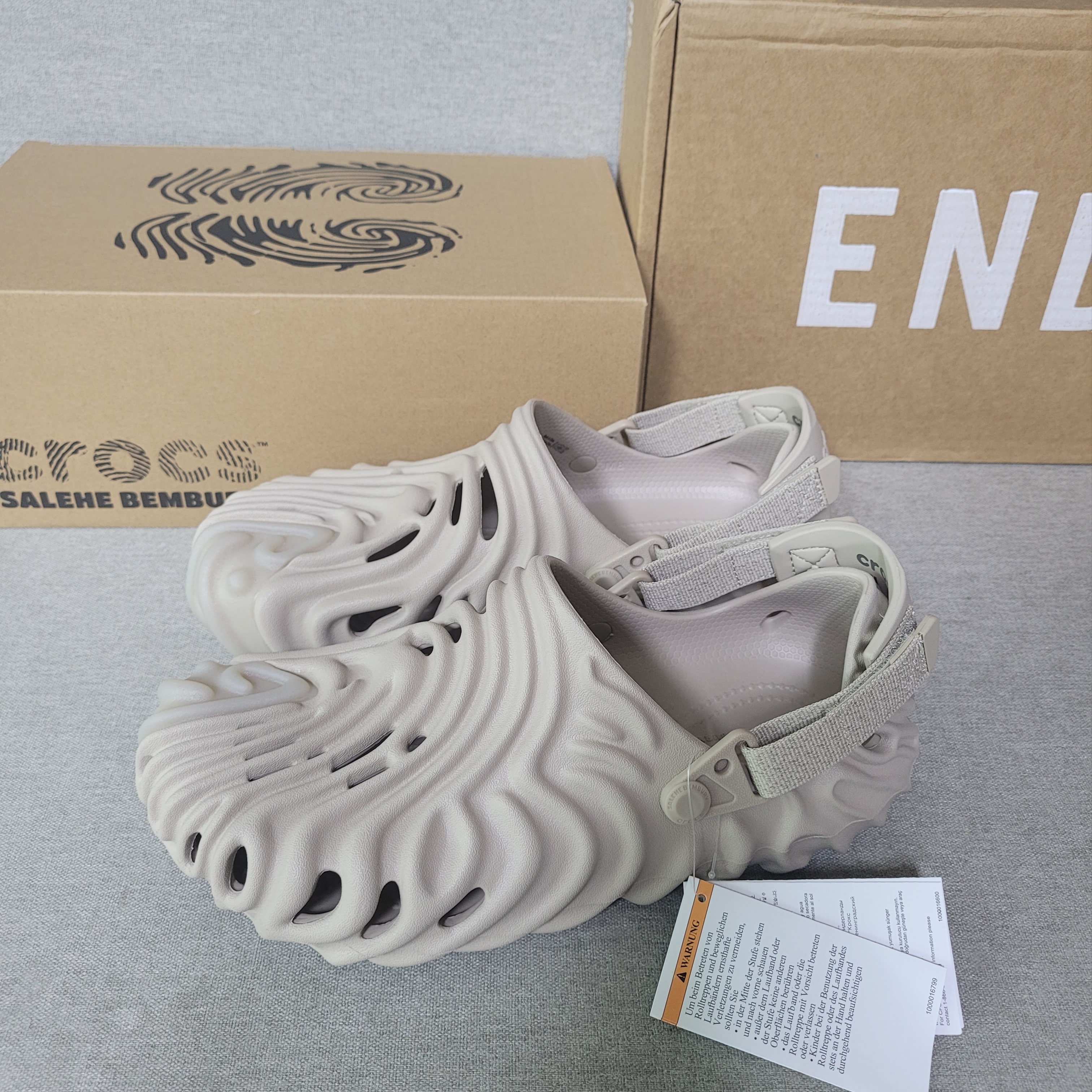 Crocs x Salehe Bembury Pollex Clog Horchata 착용 스타일