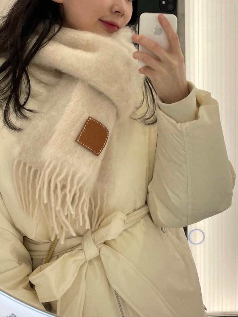Loewe Wool and Mohair Muffler Camel, Loewe Wool and Mohair Muffler Black 착용 스타일