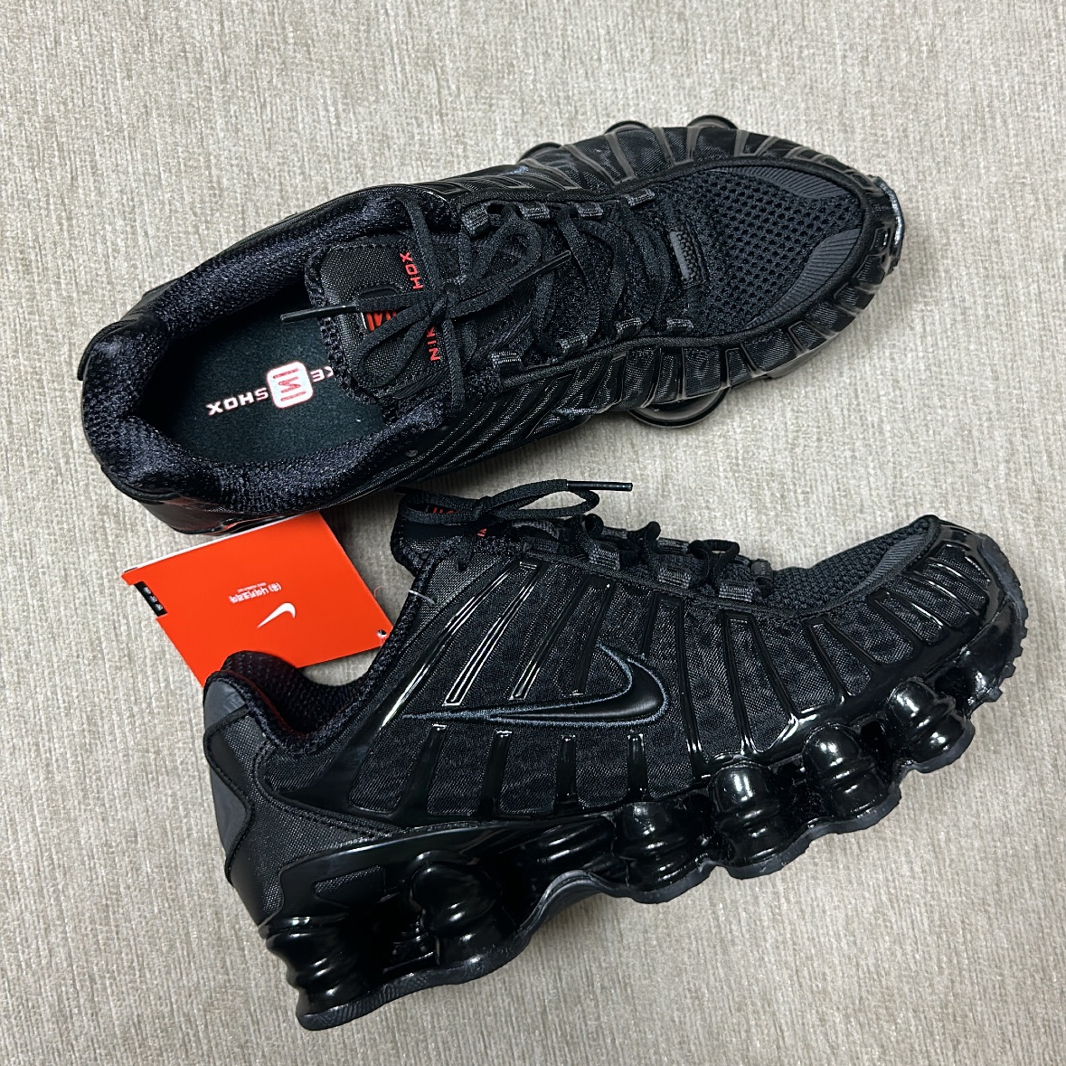 (W) Nike Shox TL Black and Max Orange 착용 스타일 - 1