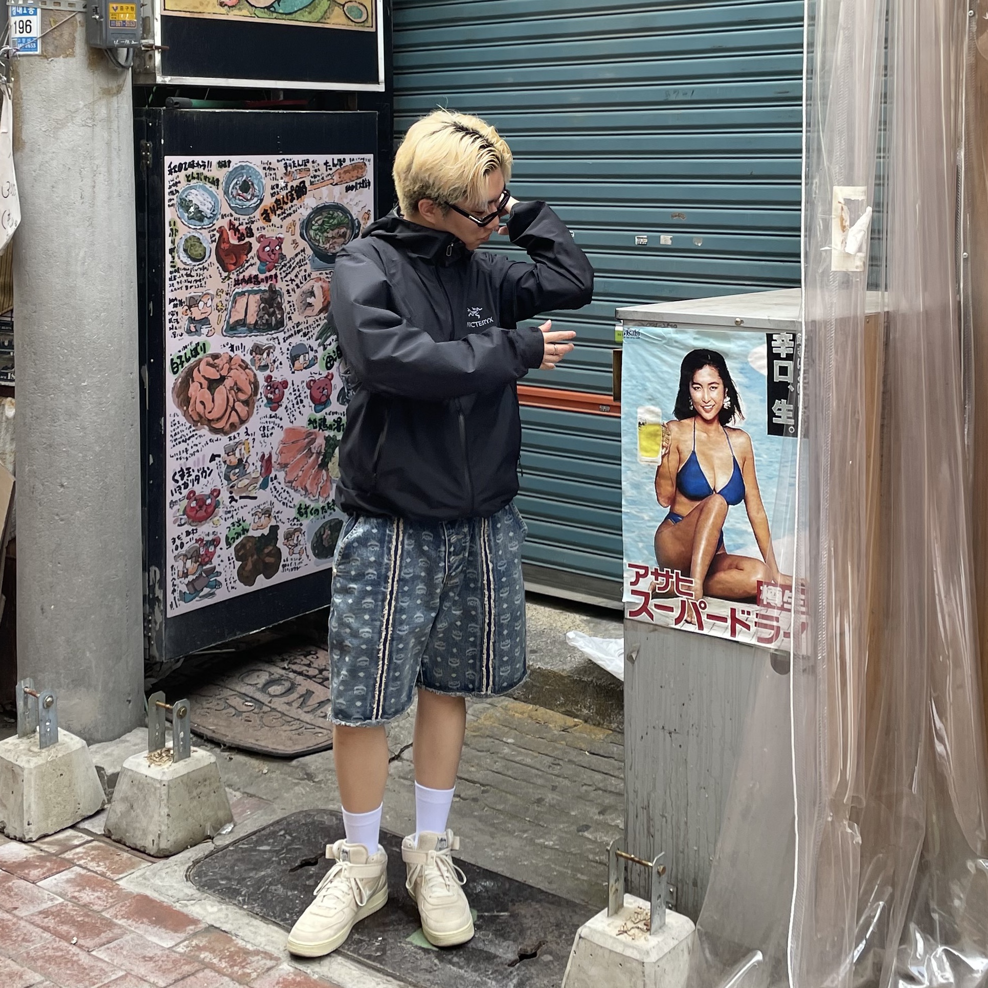 Nike x Stussy Air Force 1 '07 Mid SP Fossil, Thug Club x MCM Zip Denim Pants Blue 착용 스타일 - 1