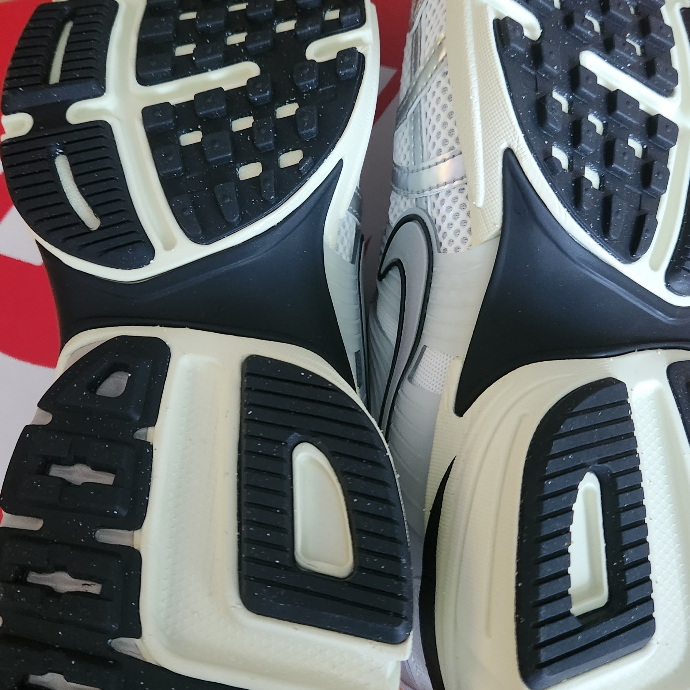 Nike V2K Run Summit White Metallic Silver 착용 스타일 - 4