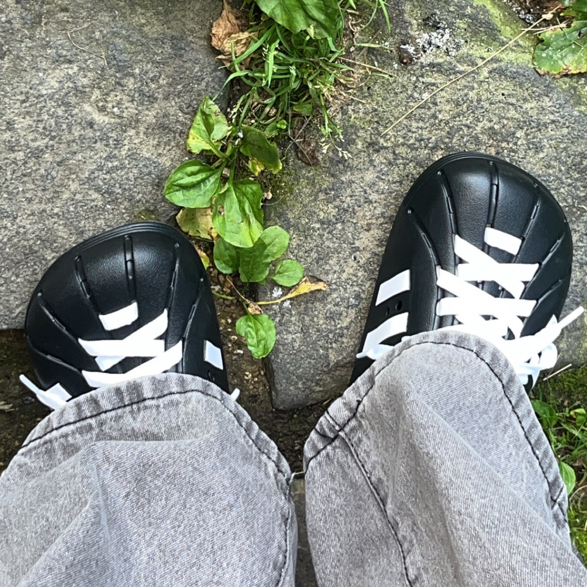 Adidas Adilette Clog Black White 착용 스타일