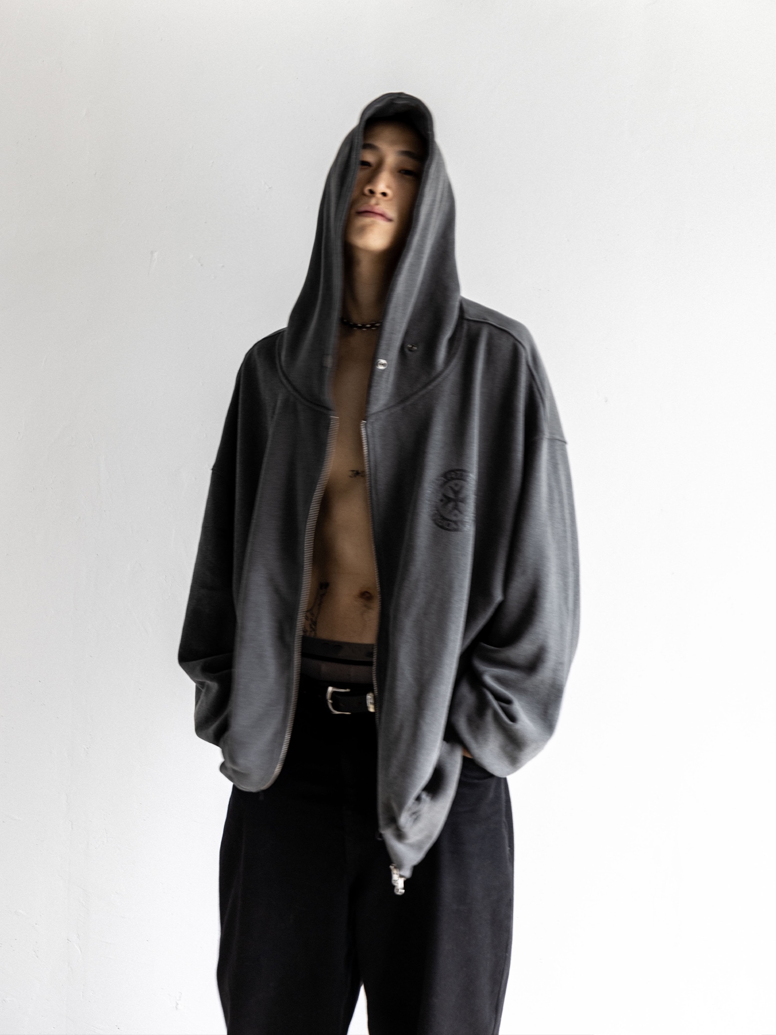 Punch Drunk Parties Hurt Logo Poncho Zip Hoodie Charcoal 착용 스타일
