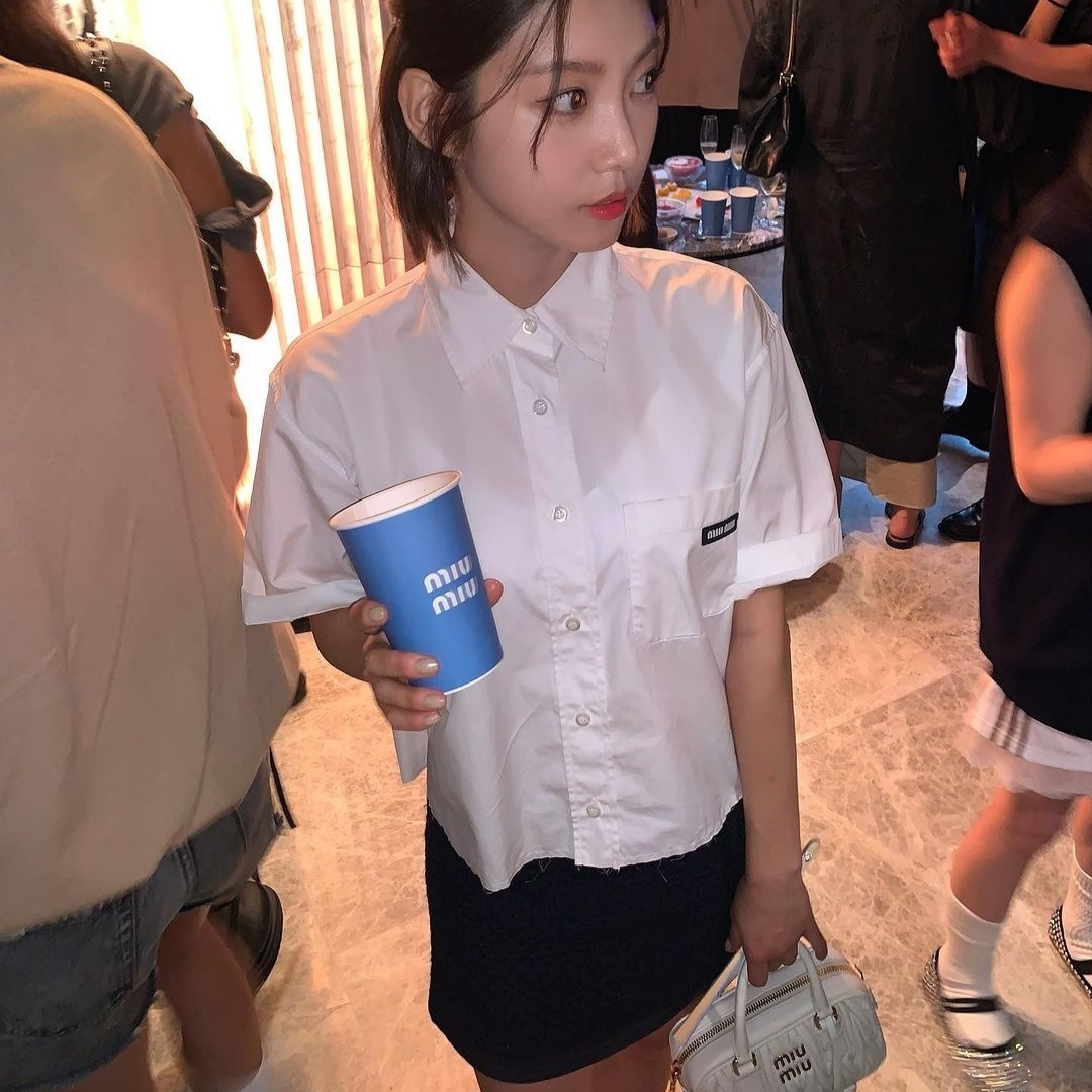 Miu Miu Matelasse Nappa Leather Top Handle Bag White, (W) Miu Miu Patent Leather Pumps White Black 착용 스타일 - 1