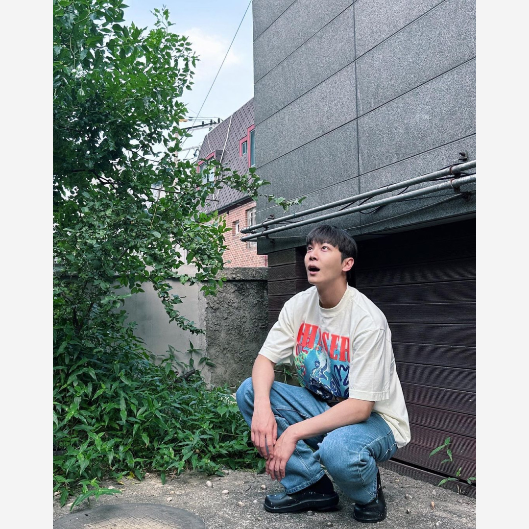 Oofos x Thisisneverthat Clog Black 착용 스타일 - 2