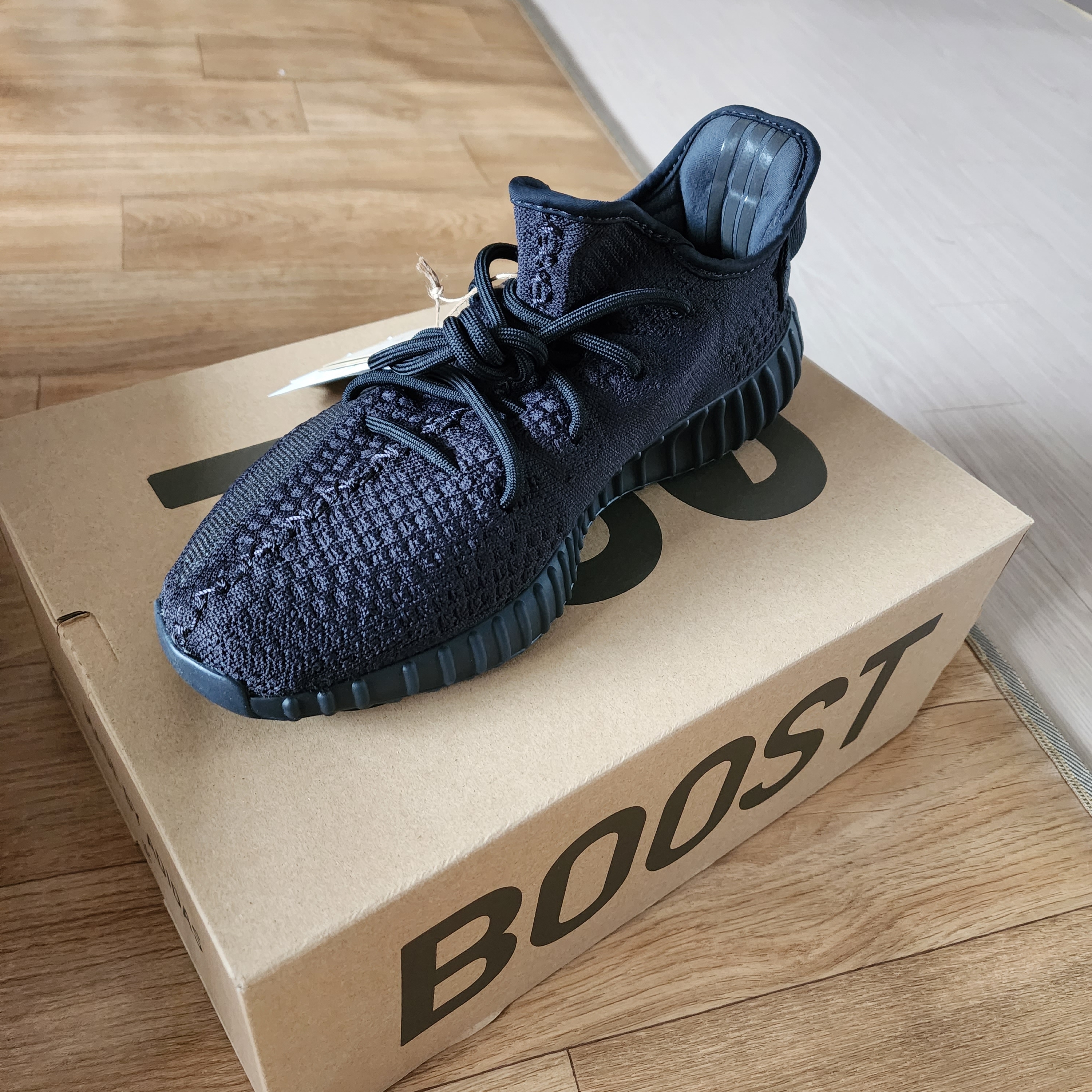 Adidas Yeezy Boost 350 V2 Onyx 착용 스타일 - 2