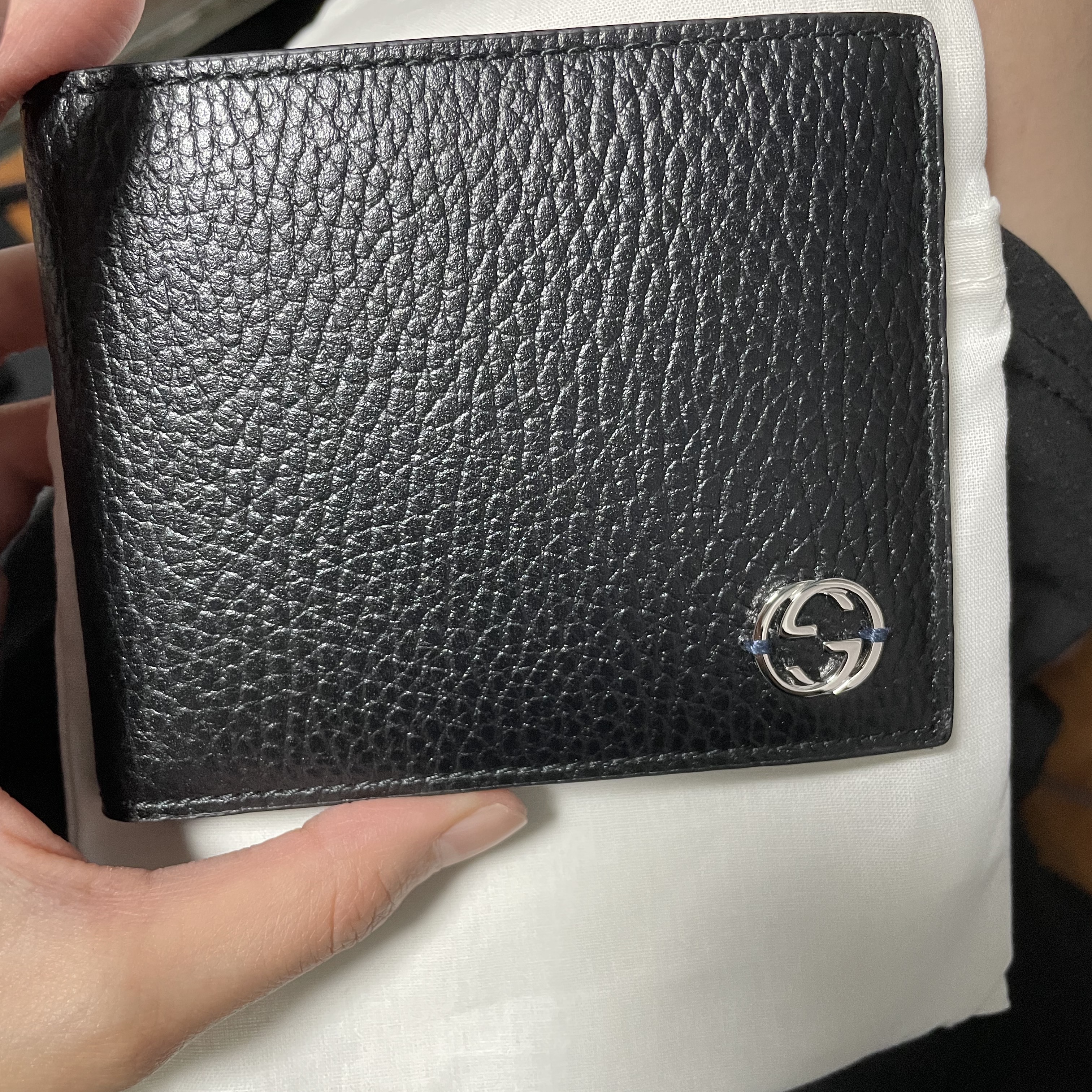 Gucci GG Interlocking Bi-Fold Wallet Black 착용 스타일 - 1