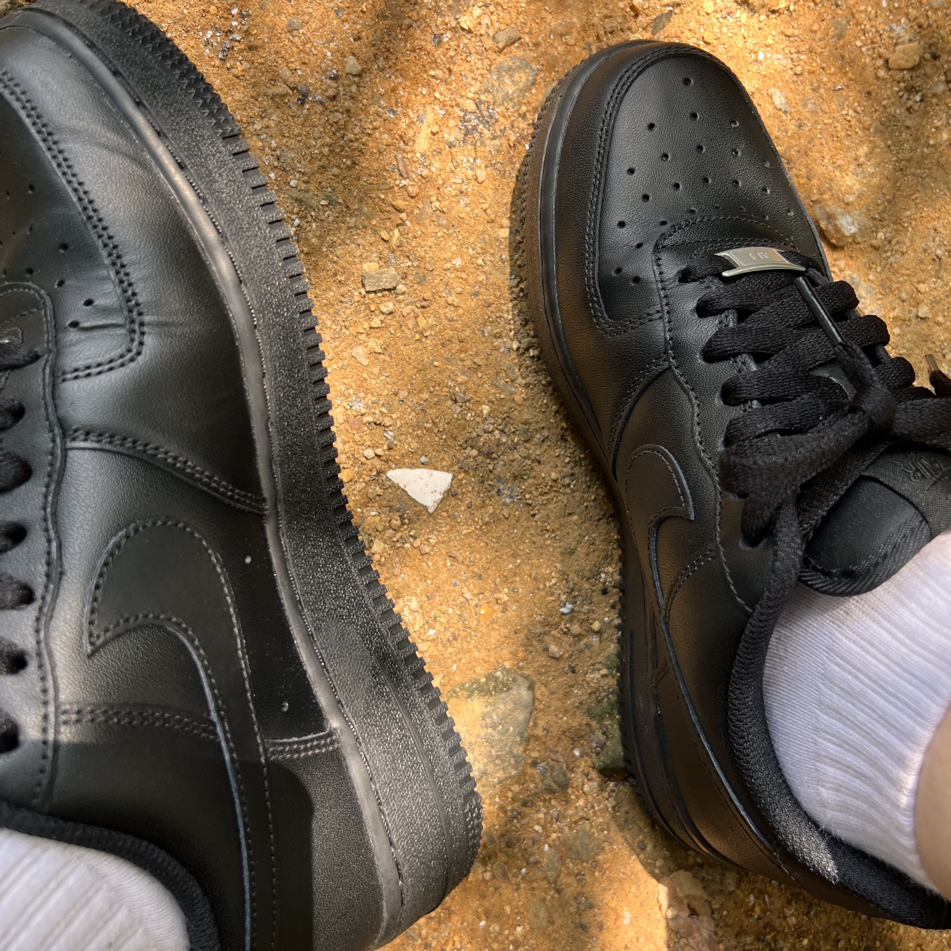 Nike Air Force 1 '07 Low Triple Black 착용 스타일