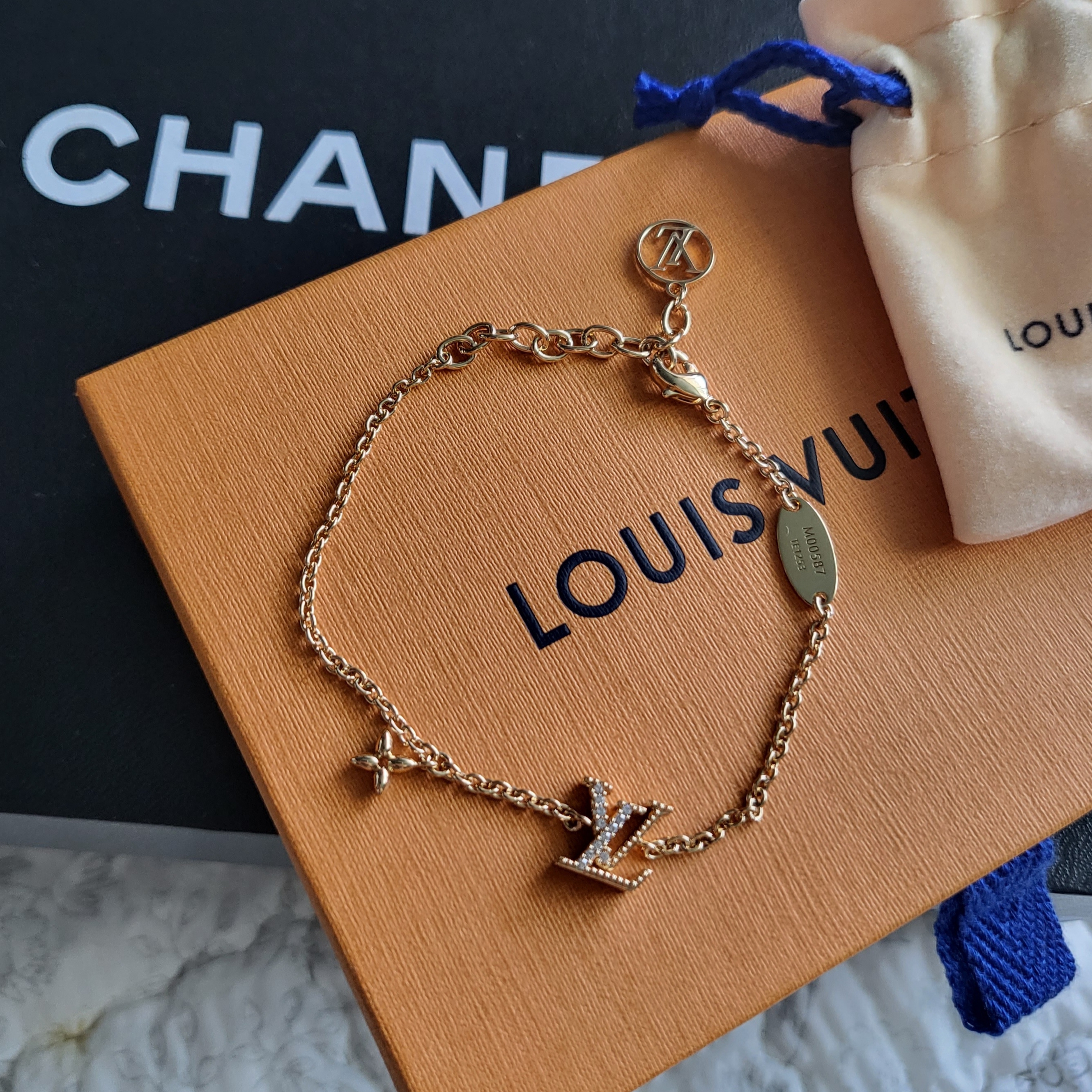 (W) Louis Vuitton LV Iconic Bracelet Gold 착용 스타일
