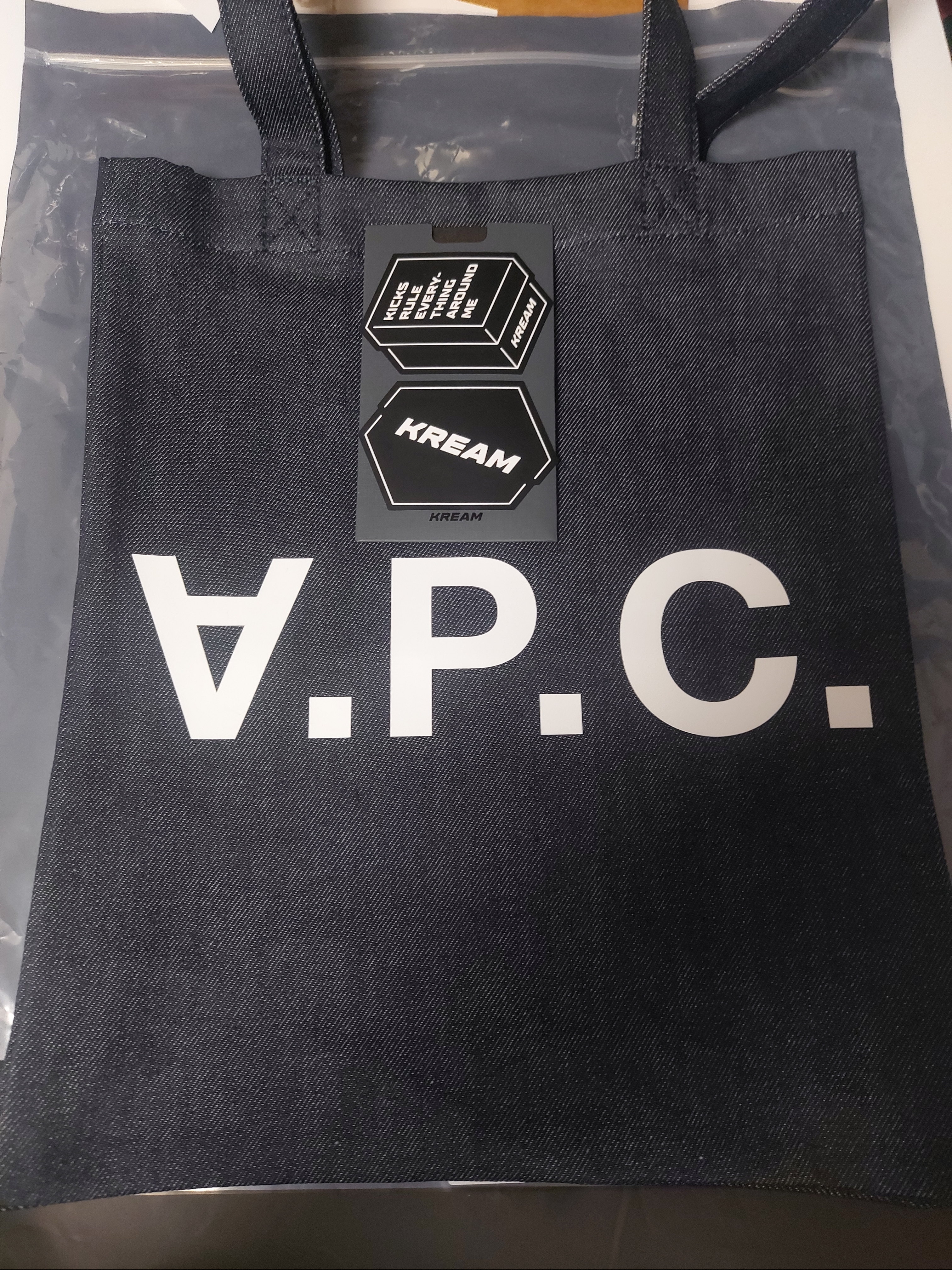 A.P.C. Laure Tote Bag Blue 착용 스타일 - 4