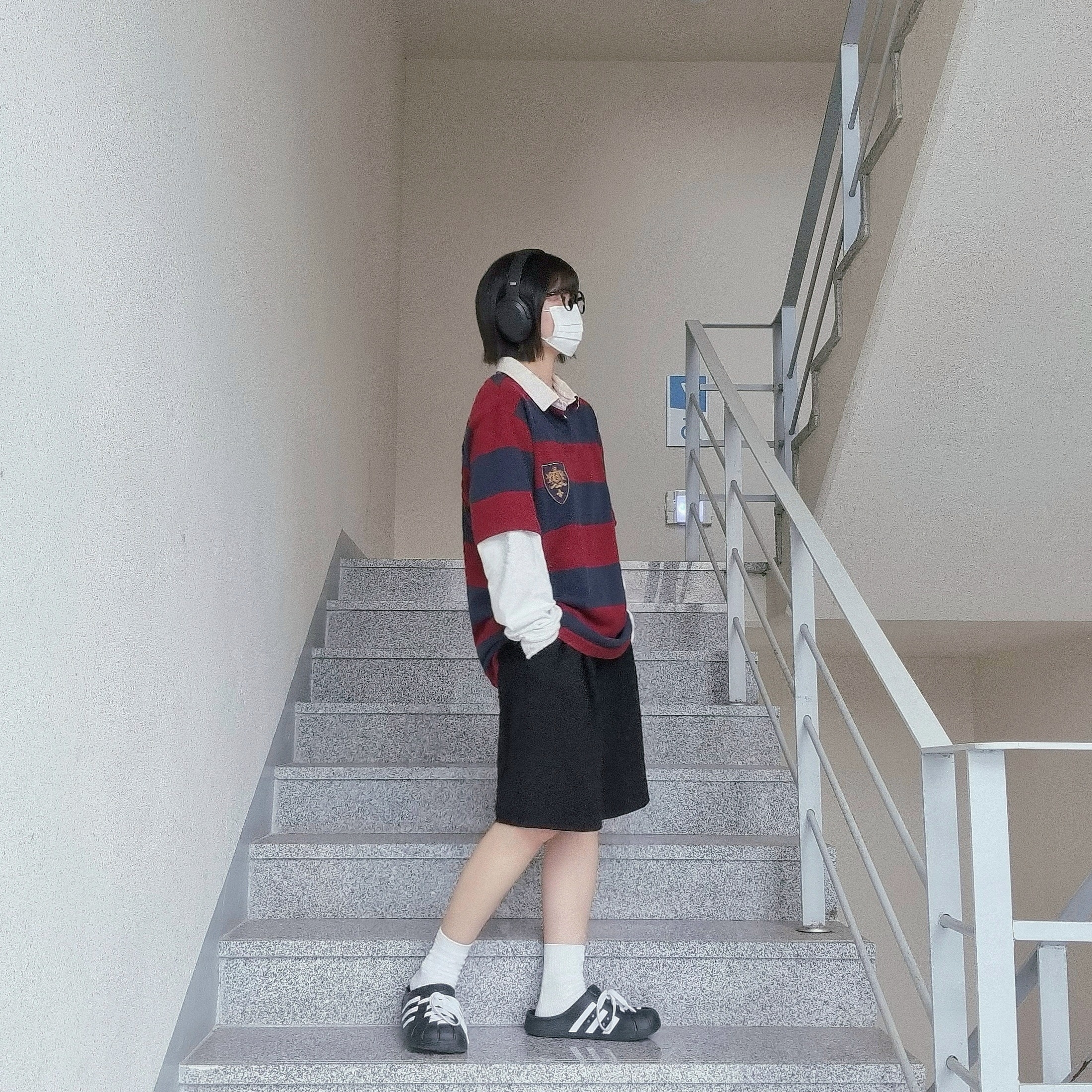 Adidas Adilette Clog Black White 착용 스타일 - 2