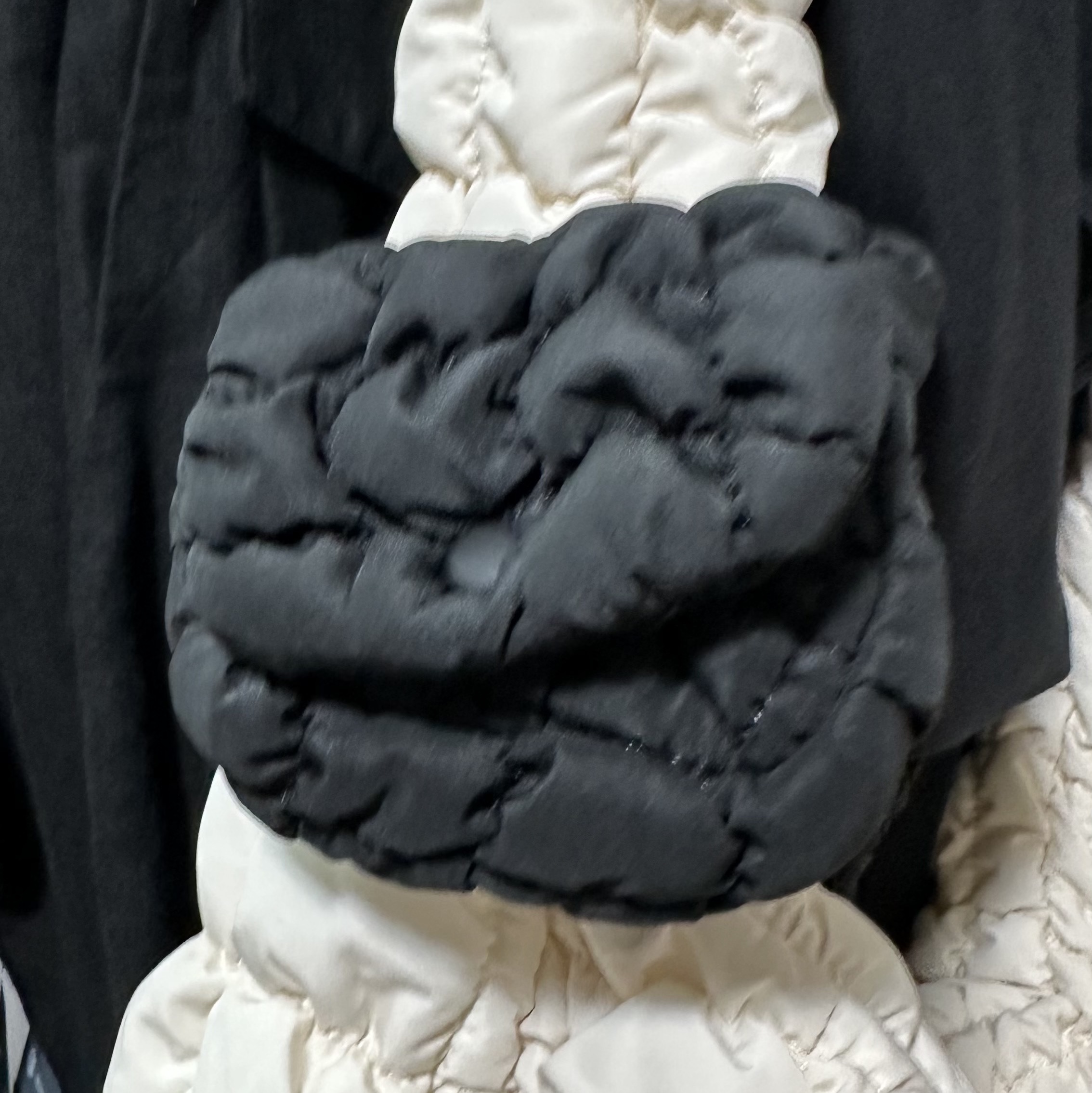 COS Quilted Nano Bag Black 착용 스타일 - 1