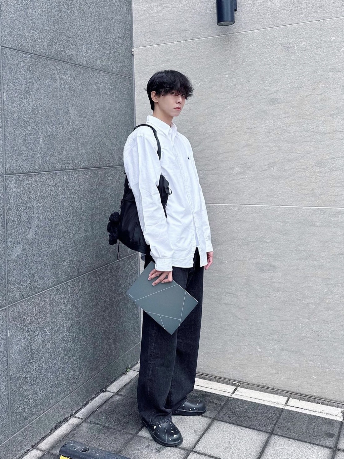 [30% 적립] Polo Ralph Lauren Classic Fit Garment Dyed Oxford Shirt White, Oofos x Thisisneverthat Clog Black 착용 스타일 - 1