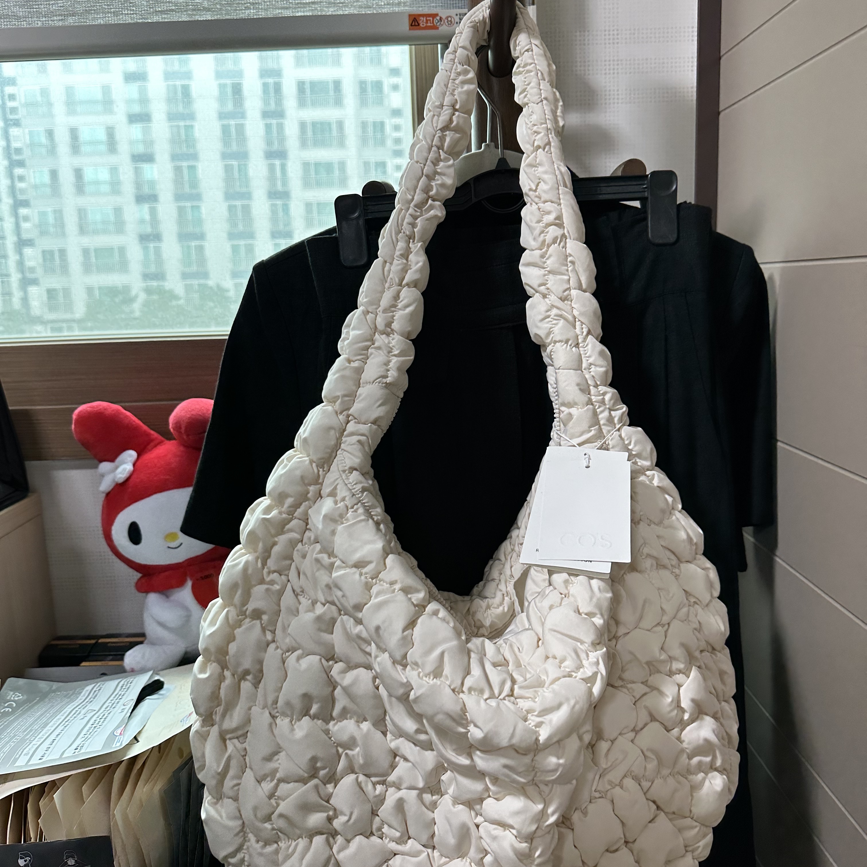 COS Quilted Oversized Shoulder Bag Off White Light Beige 착용 스타일 - 2
