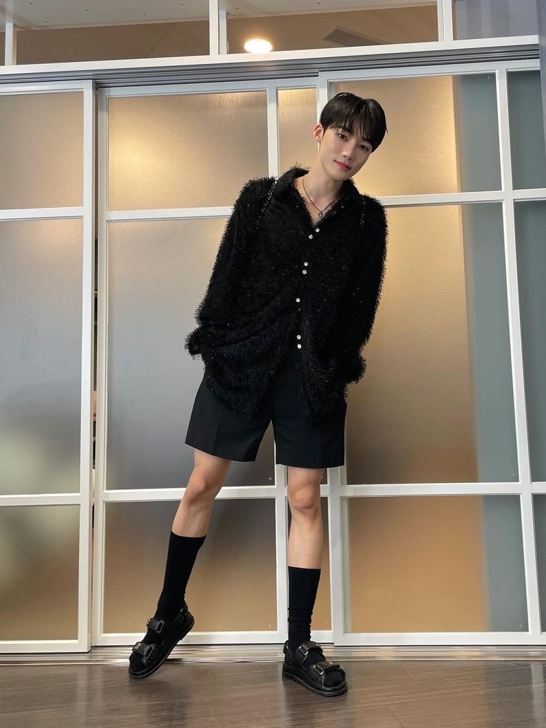 (W) Chanel Sandals Grained Calfskin & Black 착용 스타일 - 3
