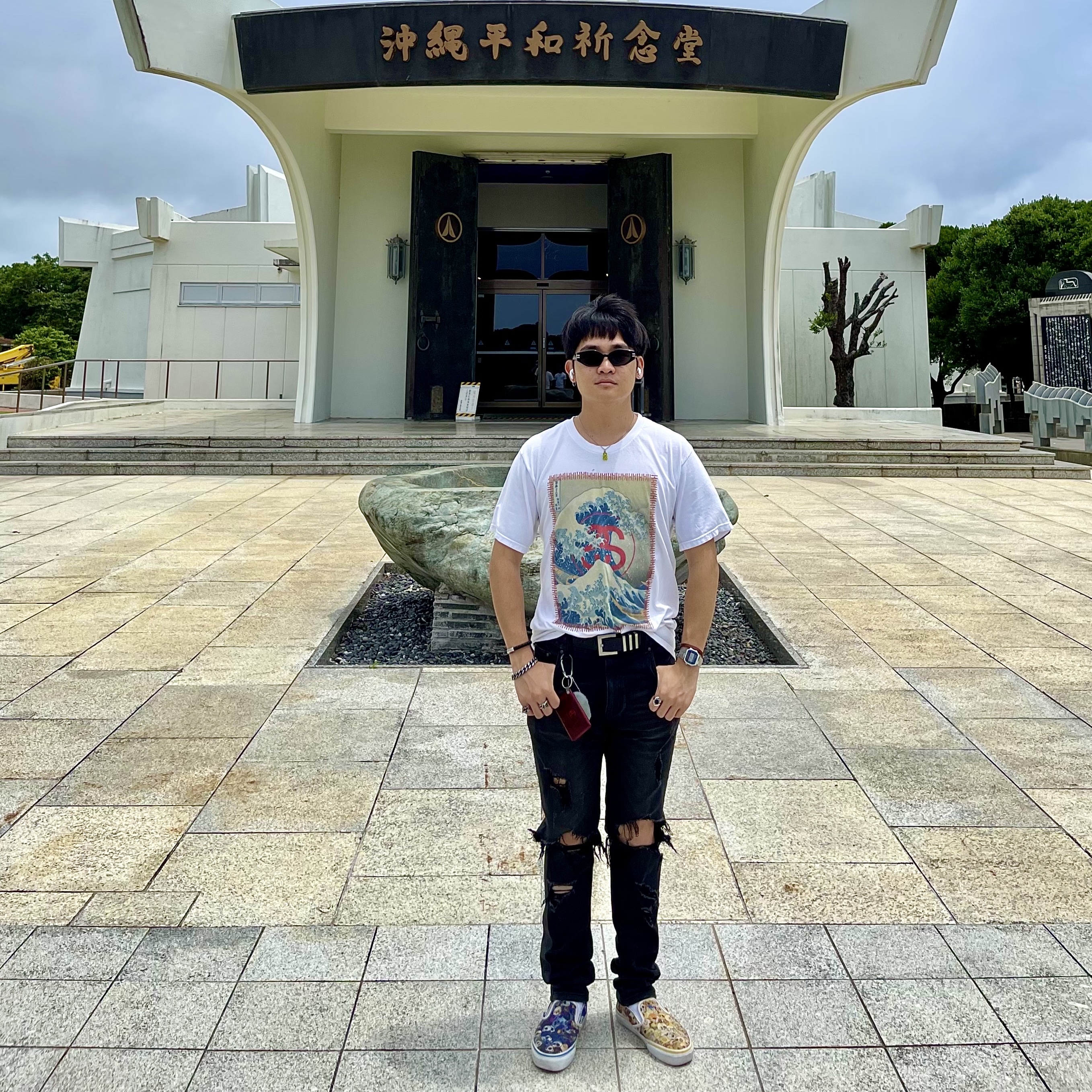 New Era x MoMA New York Yankees Cap Black, Vans Vault x Murakami Takashi Classic Slip-On LX Multi-Color Flower 착용 스타일 - 2