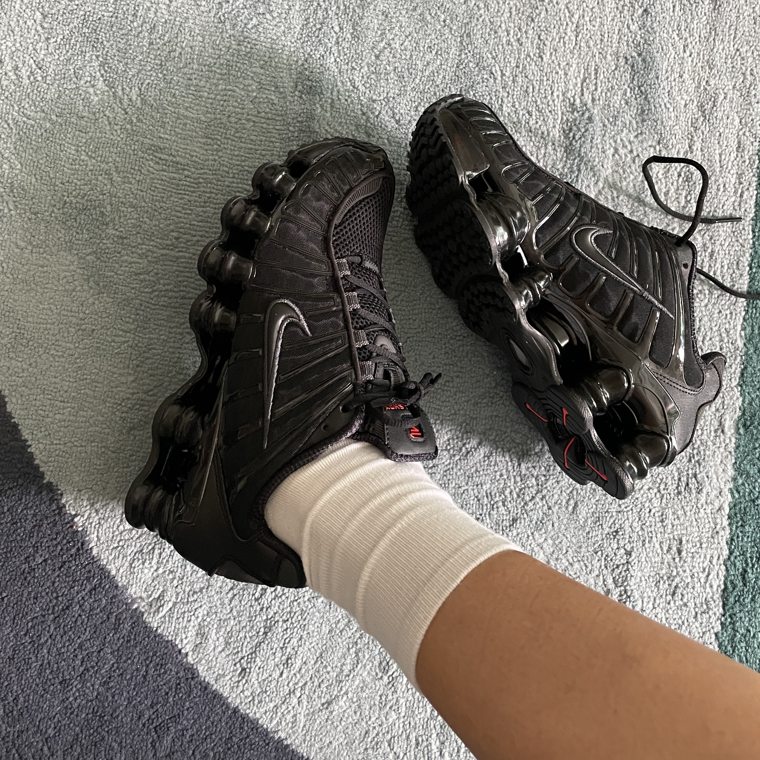 (W) Nike Shox TL Black and Max Orange 착용 스타일 - 4
