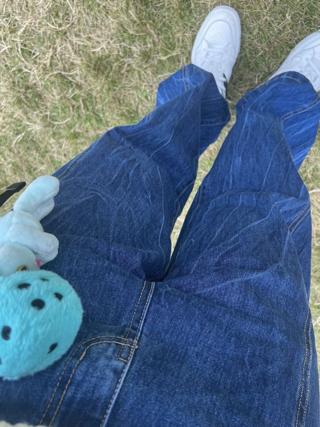 Stussy Fuzzy Dice Keychain Teal 착용 스타일 - 4