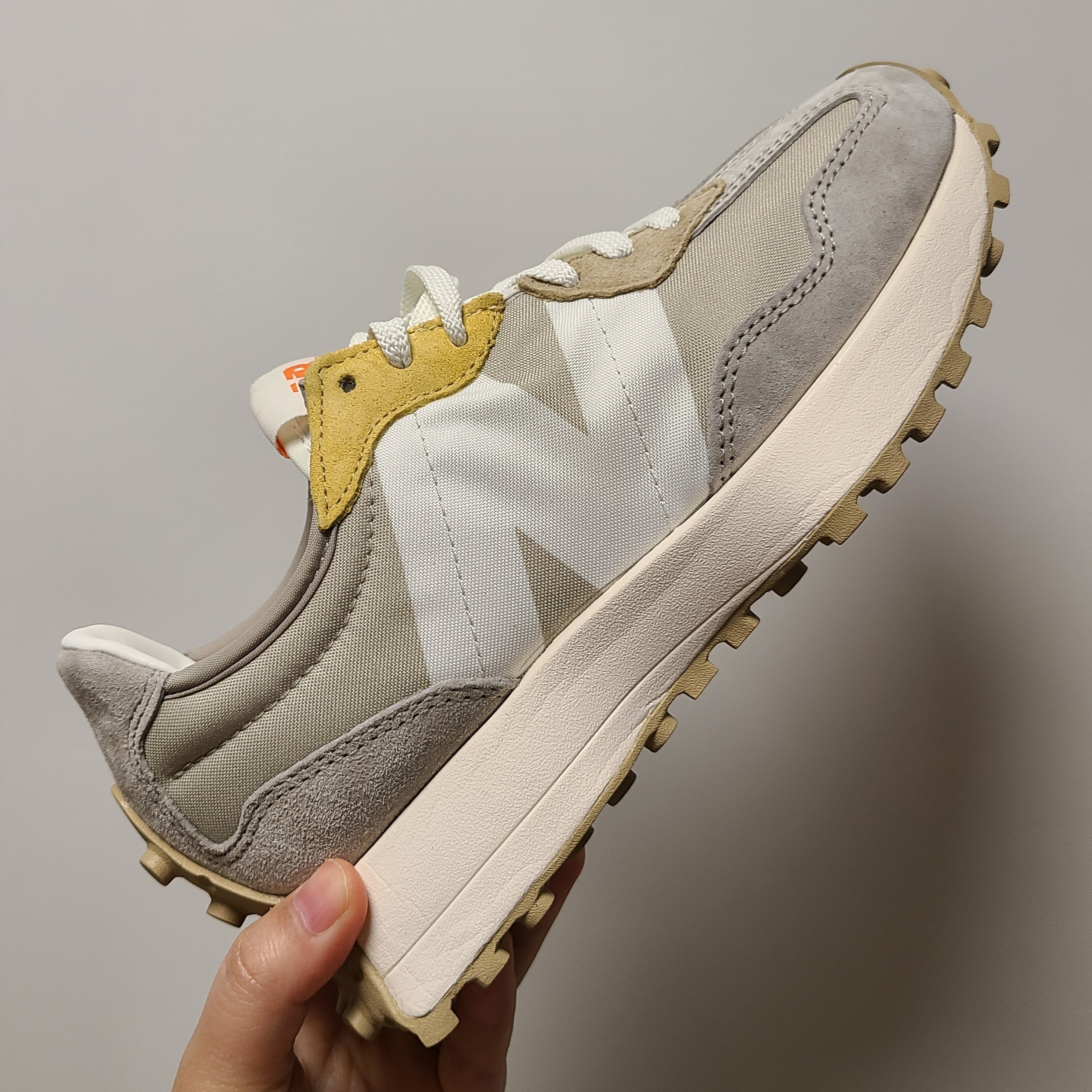 (W) New Balance 327 Beige Yellow 착용 스타일