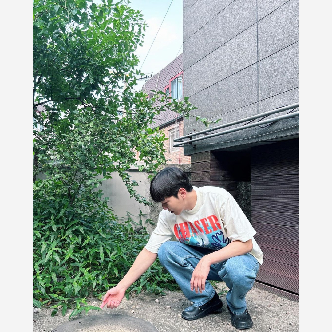 Oofos x Thisisneverthat Clog Black 착용 스타일 - 3
