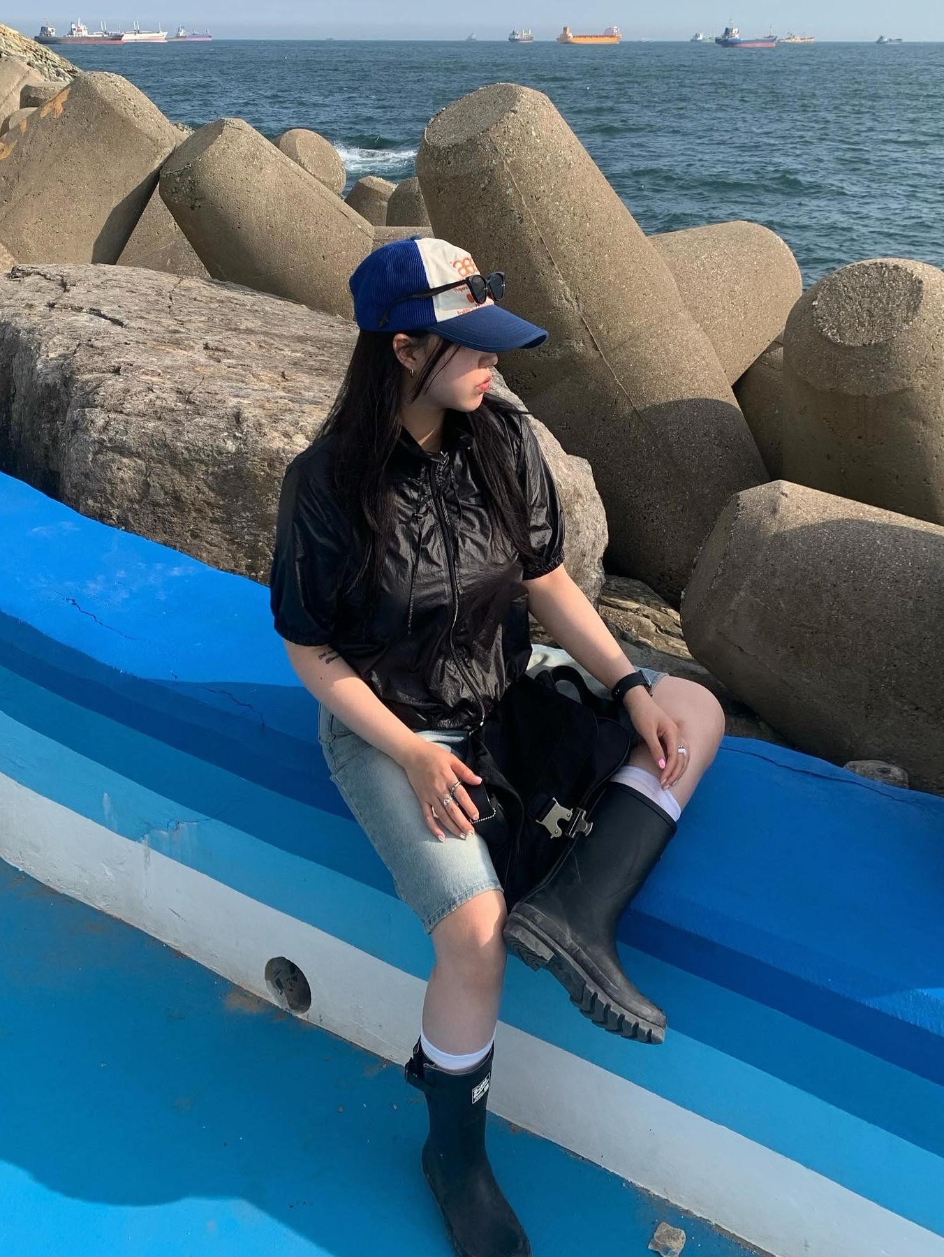 (W) Rockfishweatherwear Original Short Rain Boots Black, Matin Kim Buckle Bag Black 착용 스타일 - 3