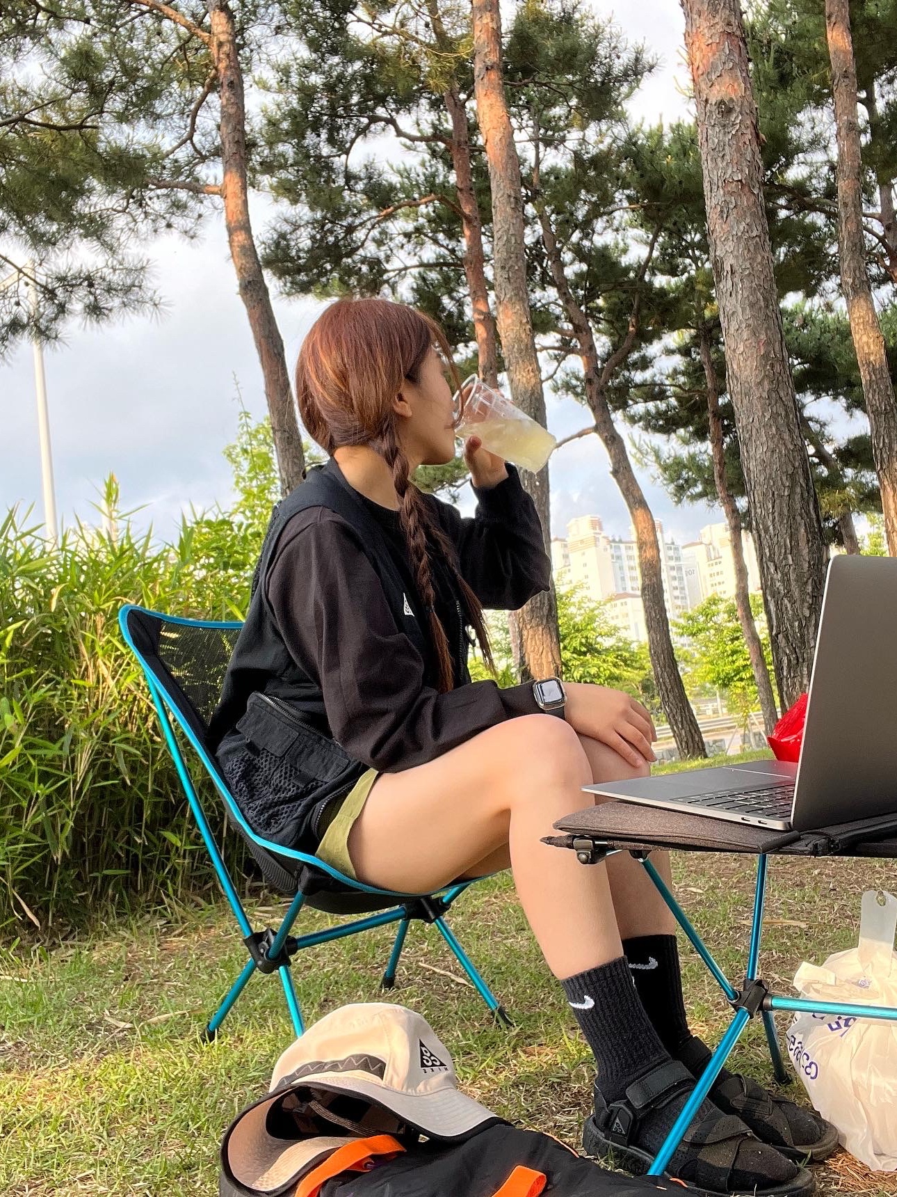 Helinox Chair One Black, Helinox Table One Hard Top Black 착용 스타일 - 1