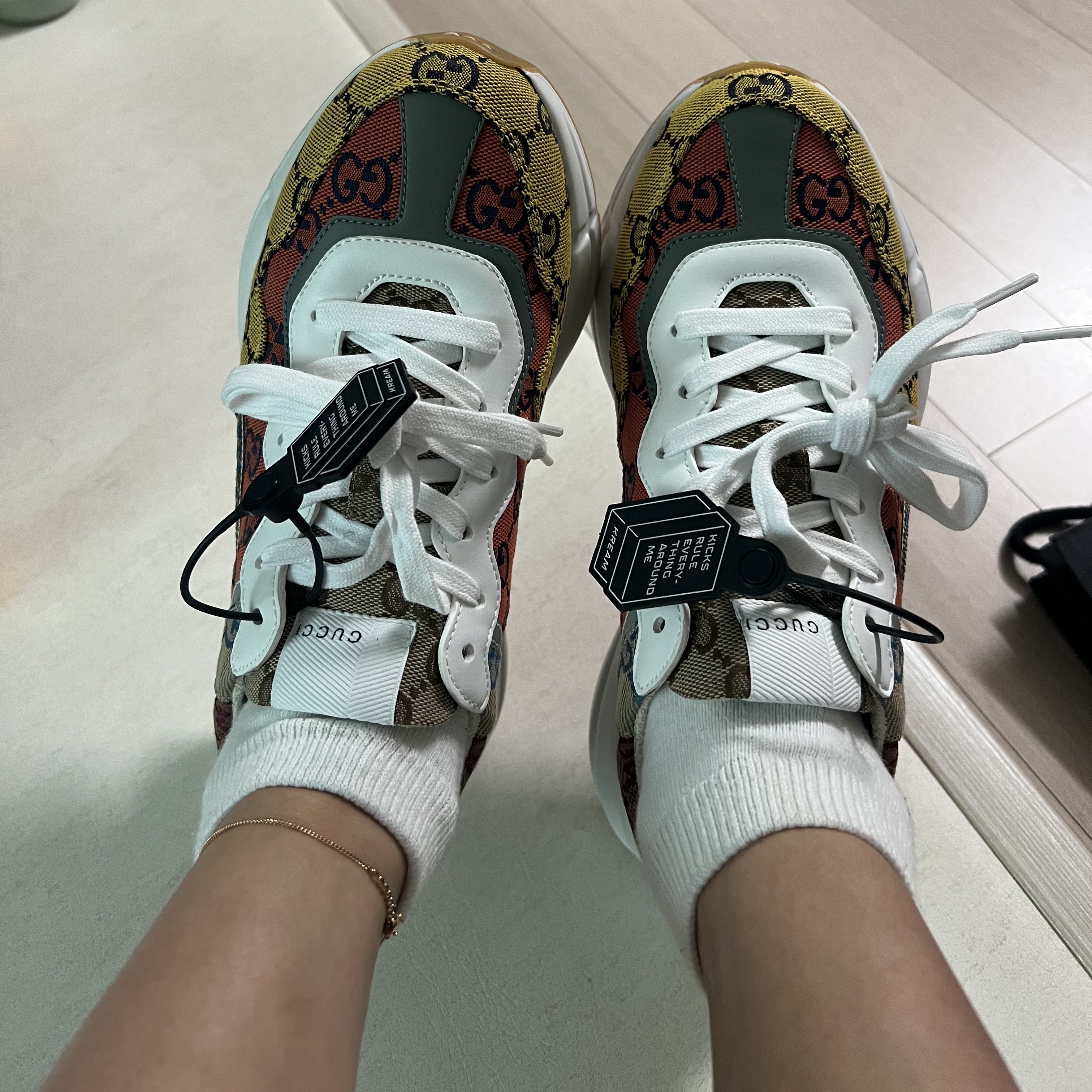 (W) Gucci Rhyton GG Multicolor Sneakers White 착용 스타일 - 4
