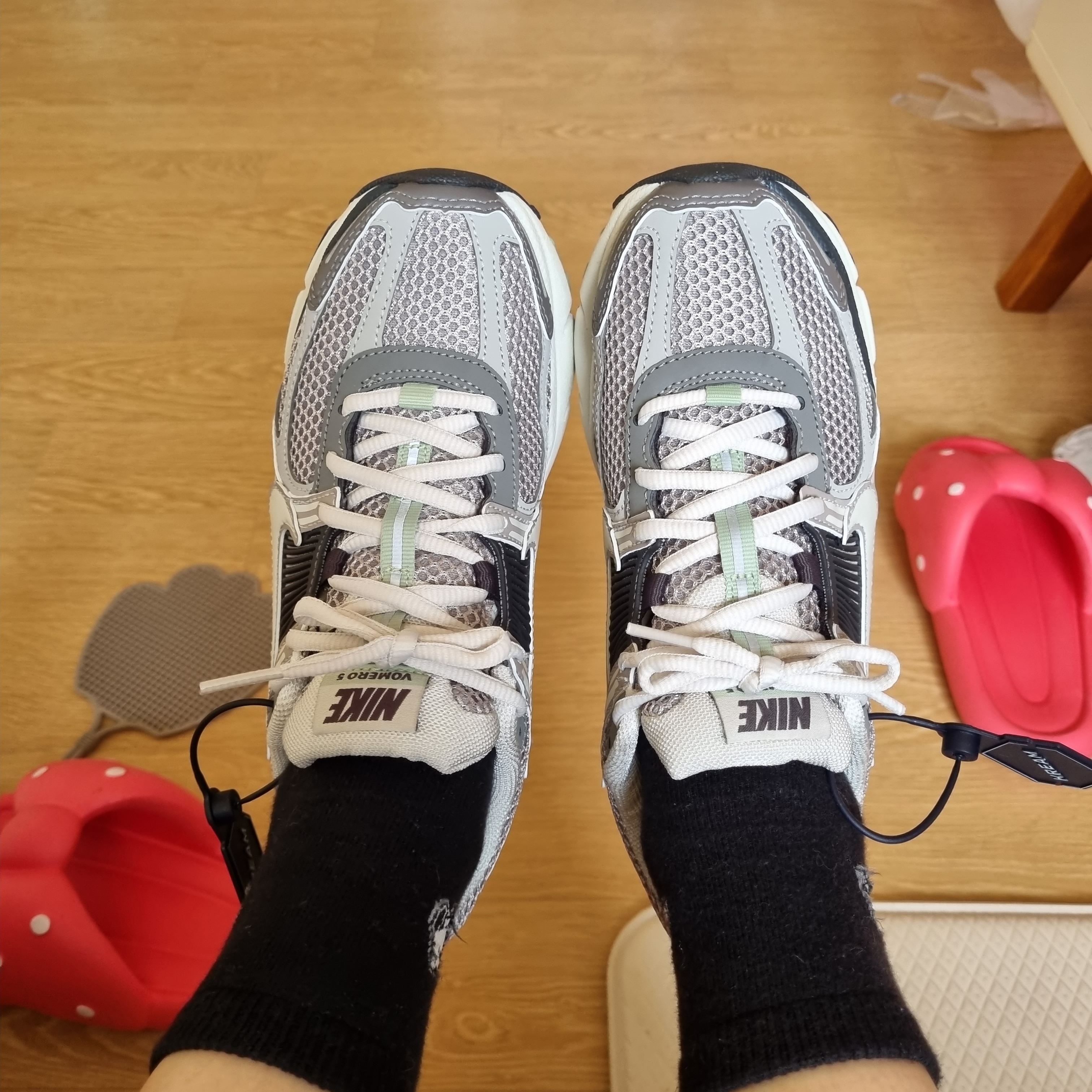 (W) Nike Zoom Vomero 5 Cobblestone and Flat Pewter 착용 스타일