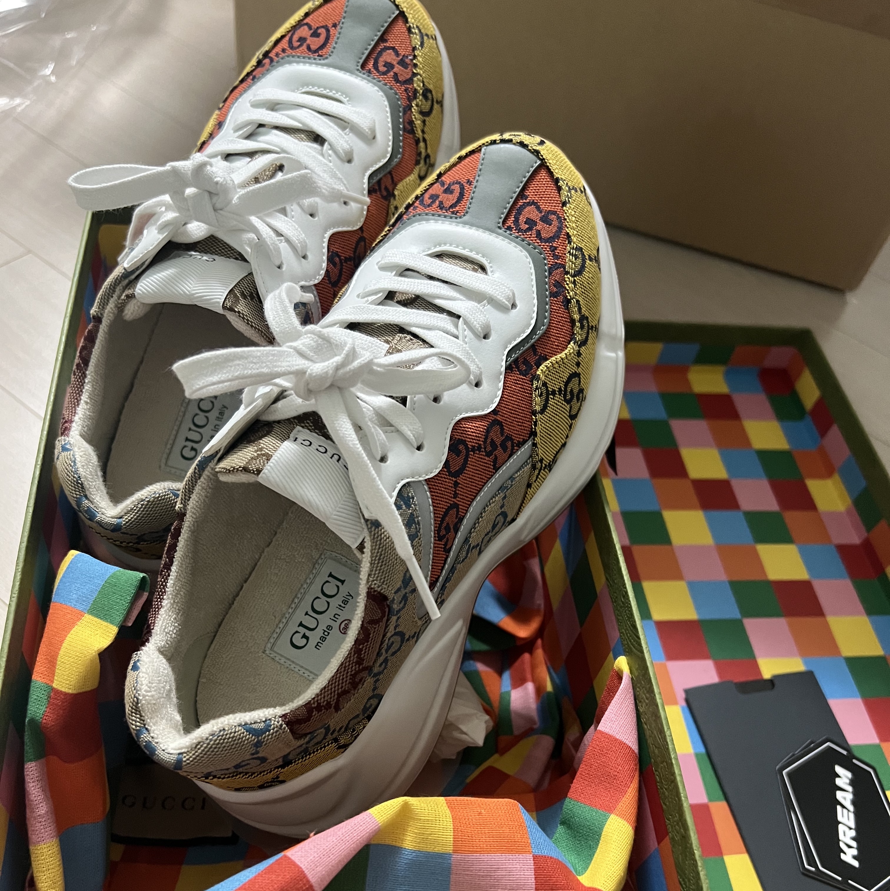 (W) Gucci Rhyton GG Multicolor Sneakers White 착용 스타일 - 3