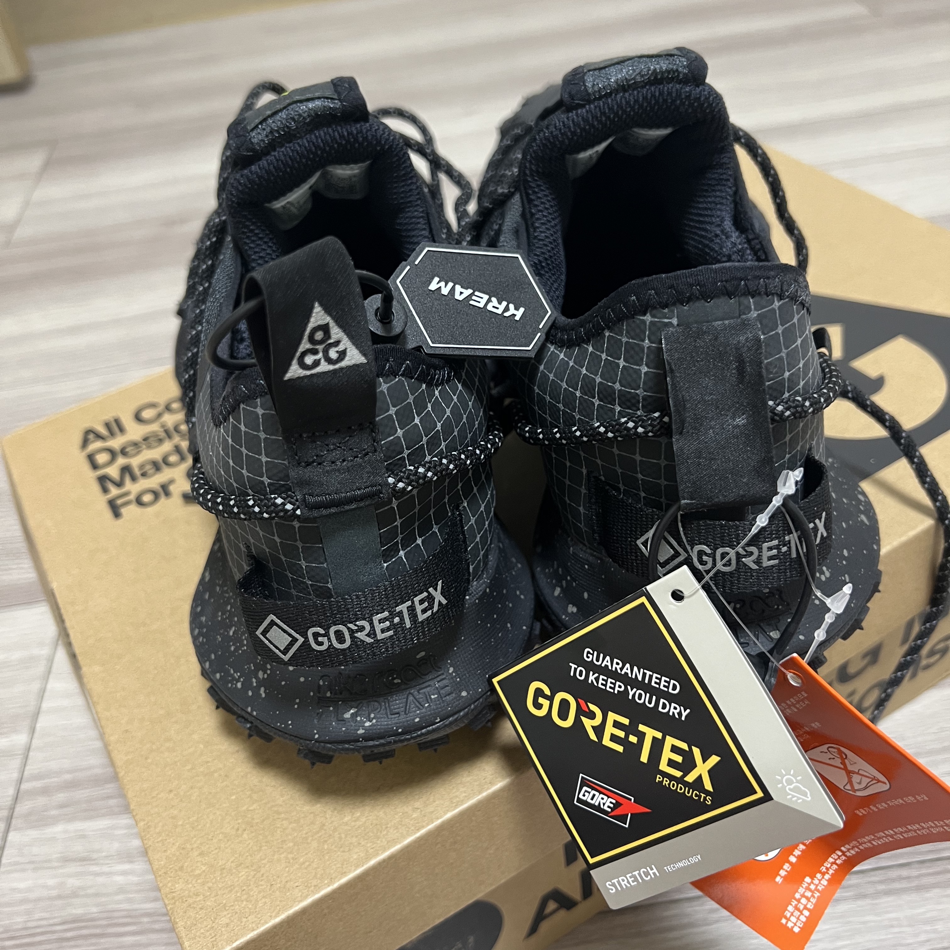 Nike ACG Mountain Fly Low Gore-Tex SE Dark Smoke Grey 착용 스타일 - 2