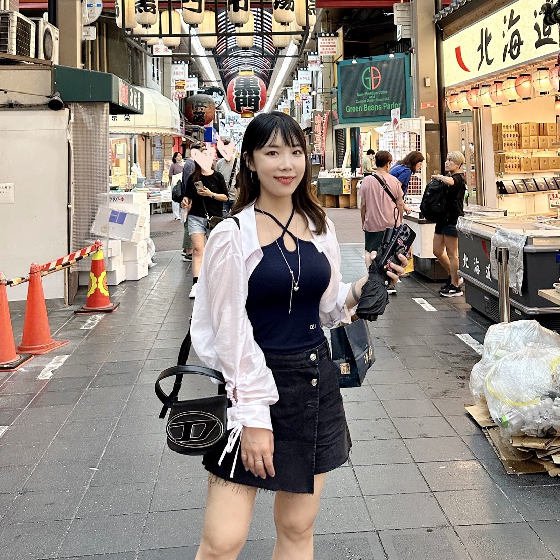 Diesel 1DR Shoulder Bag in Nappa Leather Black, Diesel 1DR Shoulder Bag in Mirrored Leather Pink 착용 스타일 - 1