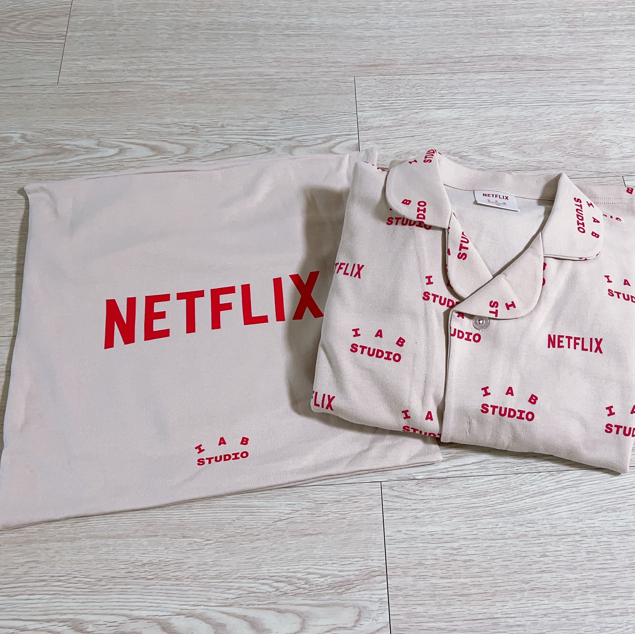 IAB Studio x Netflix Pajama Cushion Cover Set Oatmeal 착용 스타일