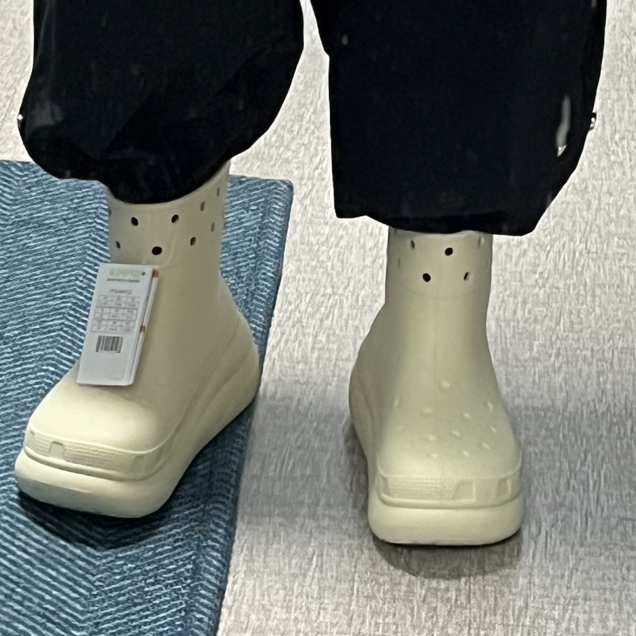 Crocs Classic Crush Boot Bone 착용 스타일 - 2