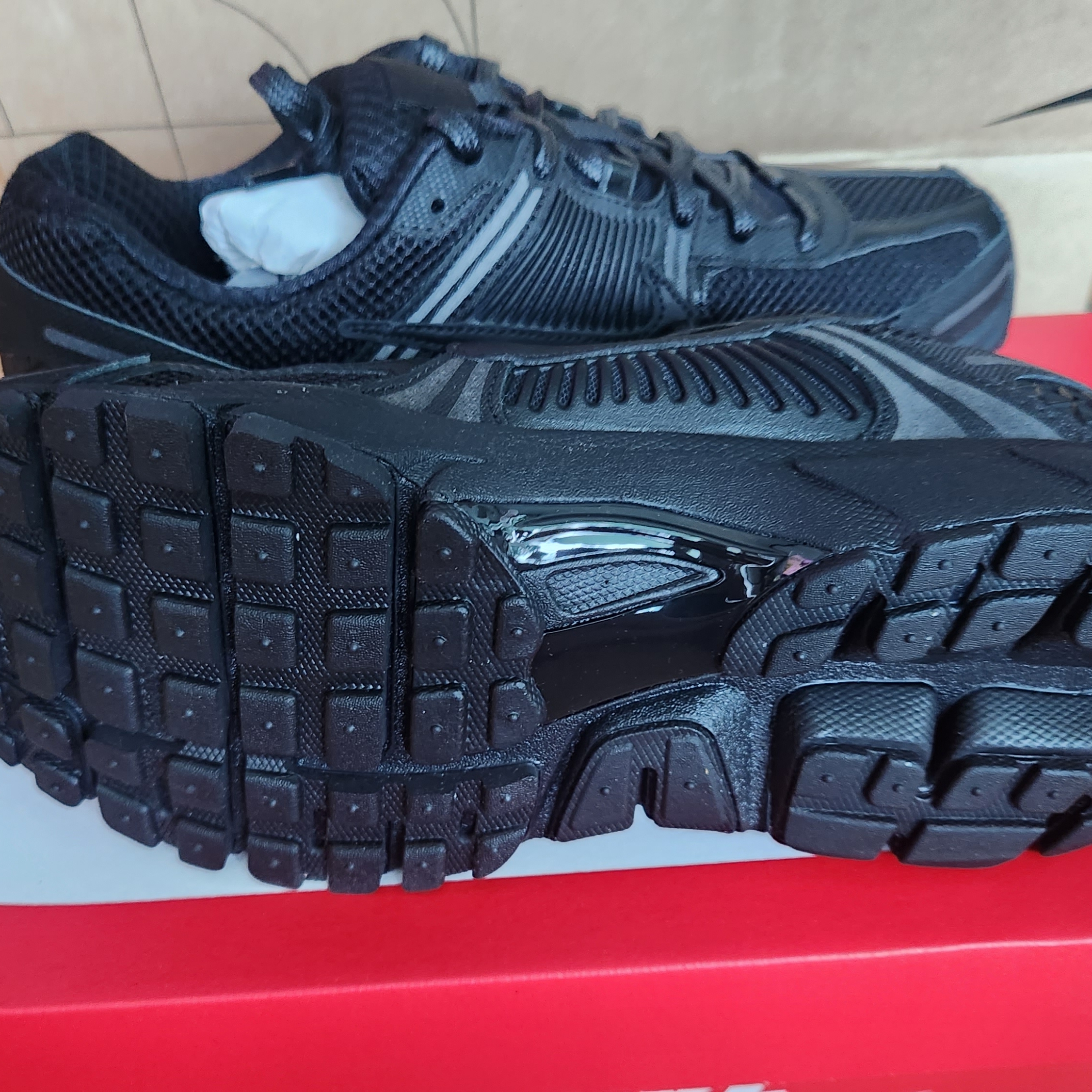 Nike Zoom Vomero 5 SP Black 착용 스타일 - 3