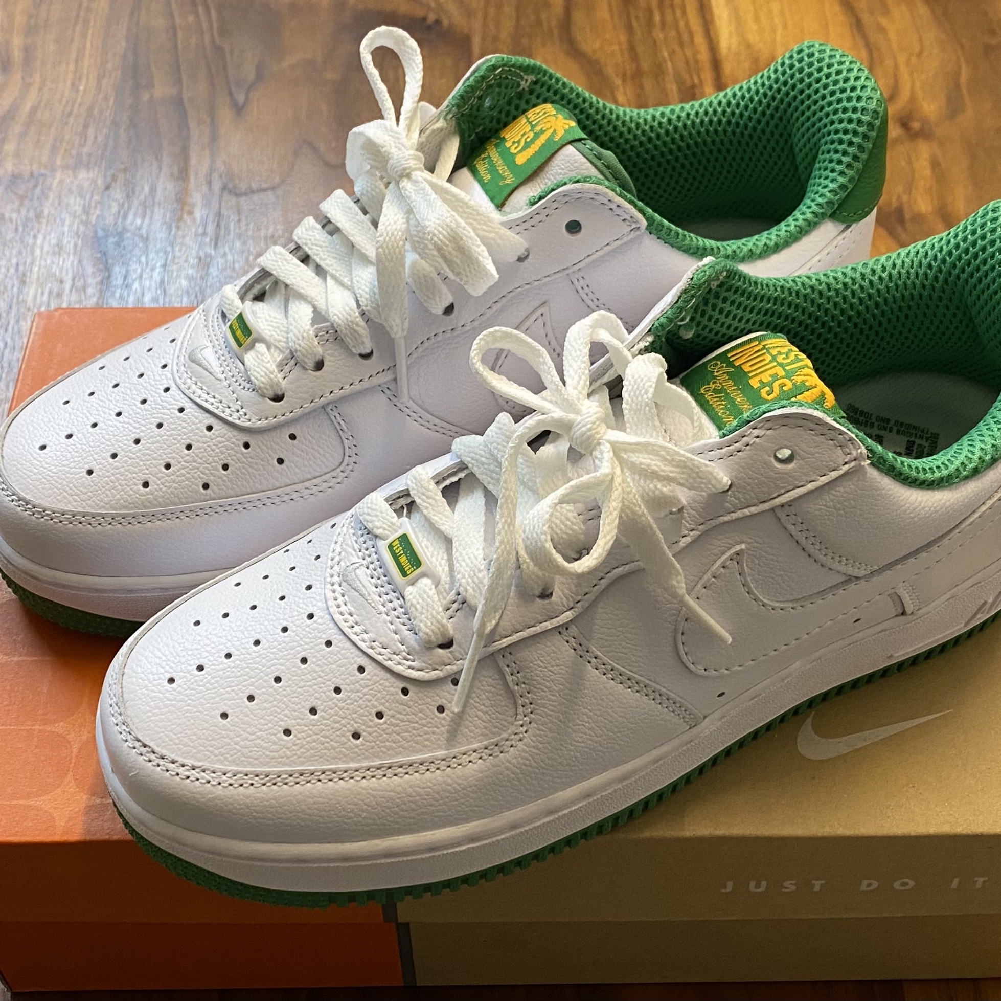 Nike Air Force 1 Low Retro QS West Indies Classic Green 착용 스타일 - 1
