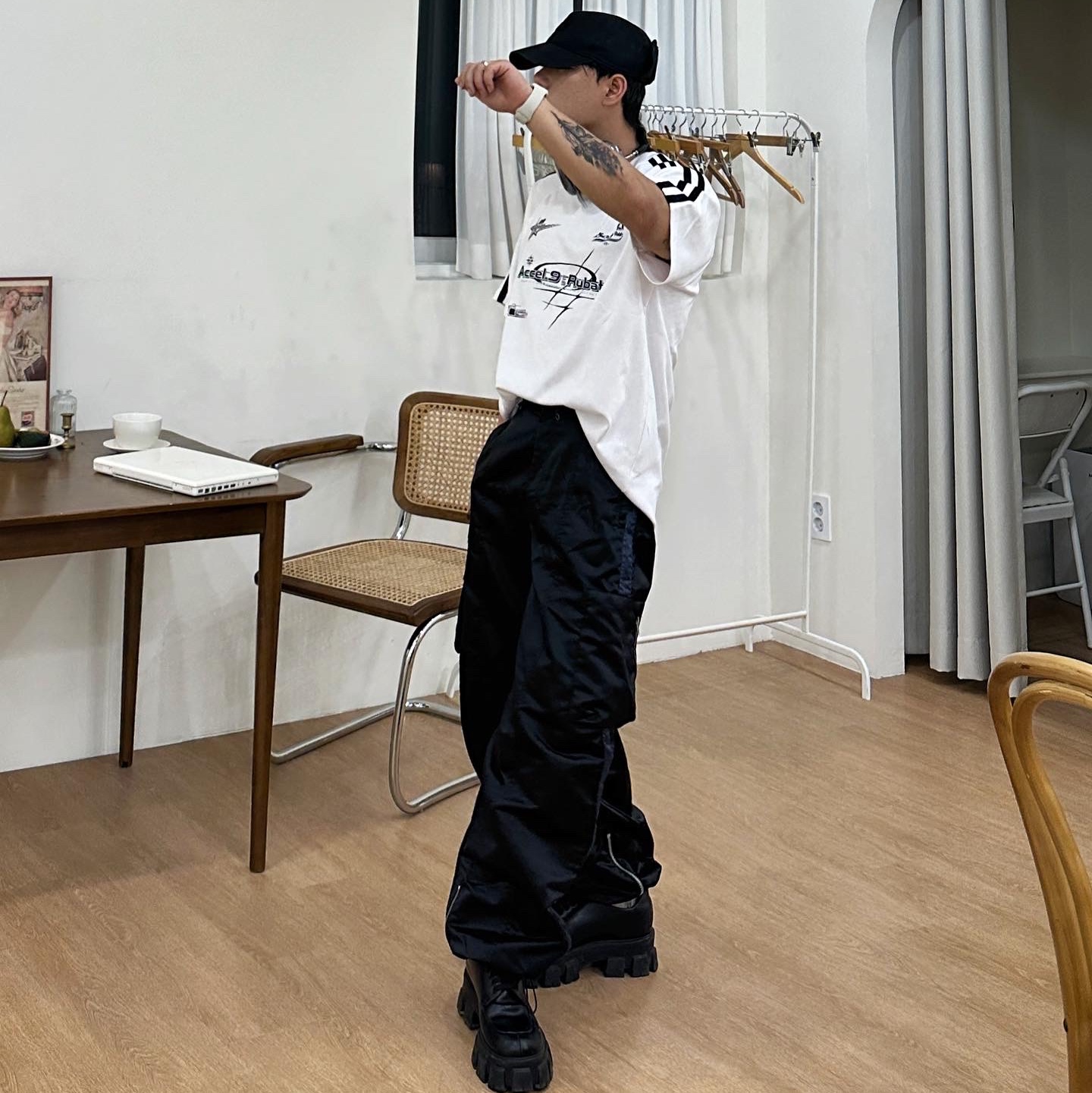 Apple AirPods Max Lightning Space Gray (Korean Ver.), Prada Monolith Brushed Leather Lace-Up Shoes Black 착용 스타일 - 4