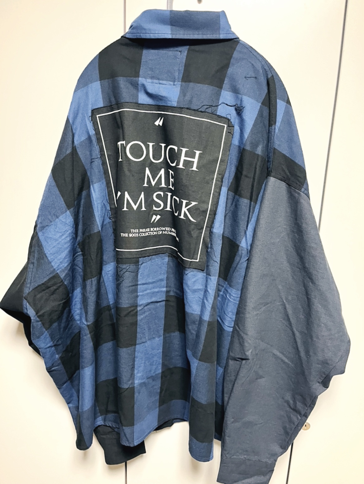 Undermycar Nando Archive Hommage Oversized Shirt Crown Blue - 23SS, Adidas Yeezy Slide Onyx 착용 스타일 - 2