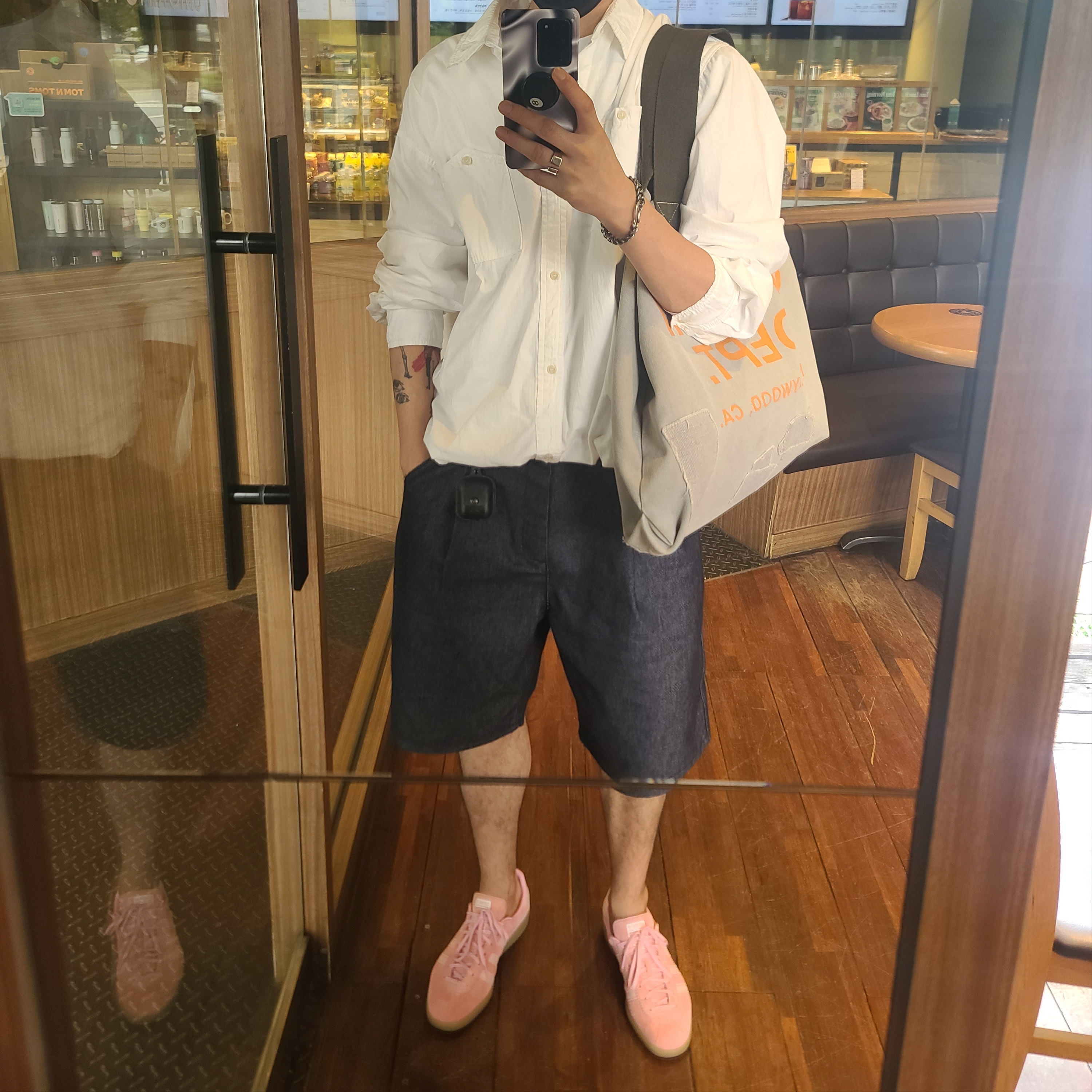 Adidas Bermuda Glow Pink 착용 스타일