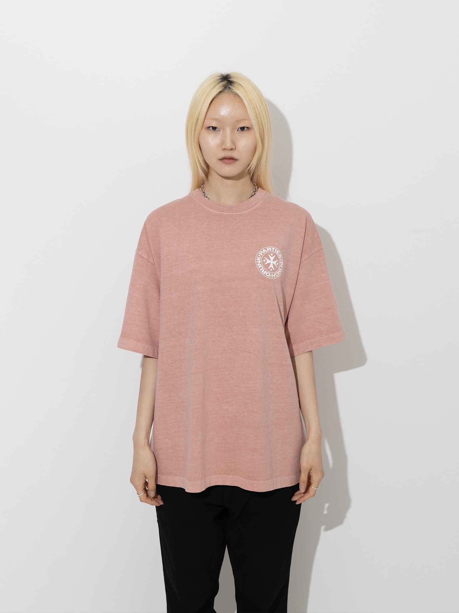 Punch Drunk Parties Circle Logo Garment Dyed Tee Indi Pink 착용 스타일 - 3
