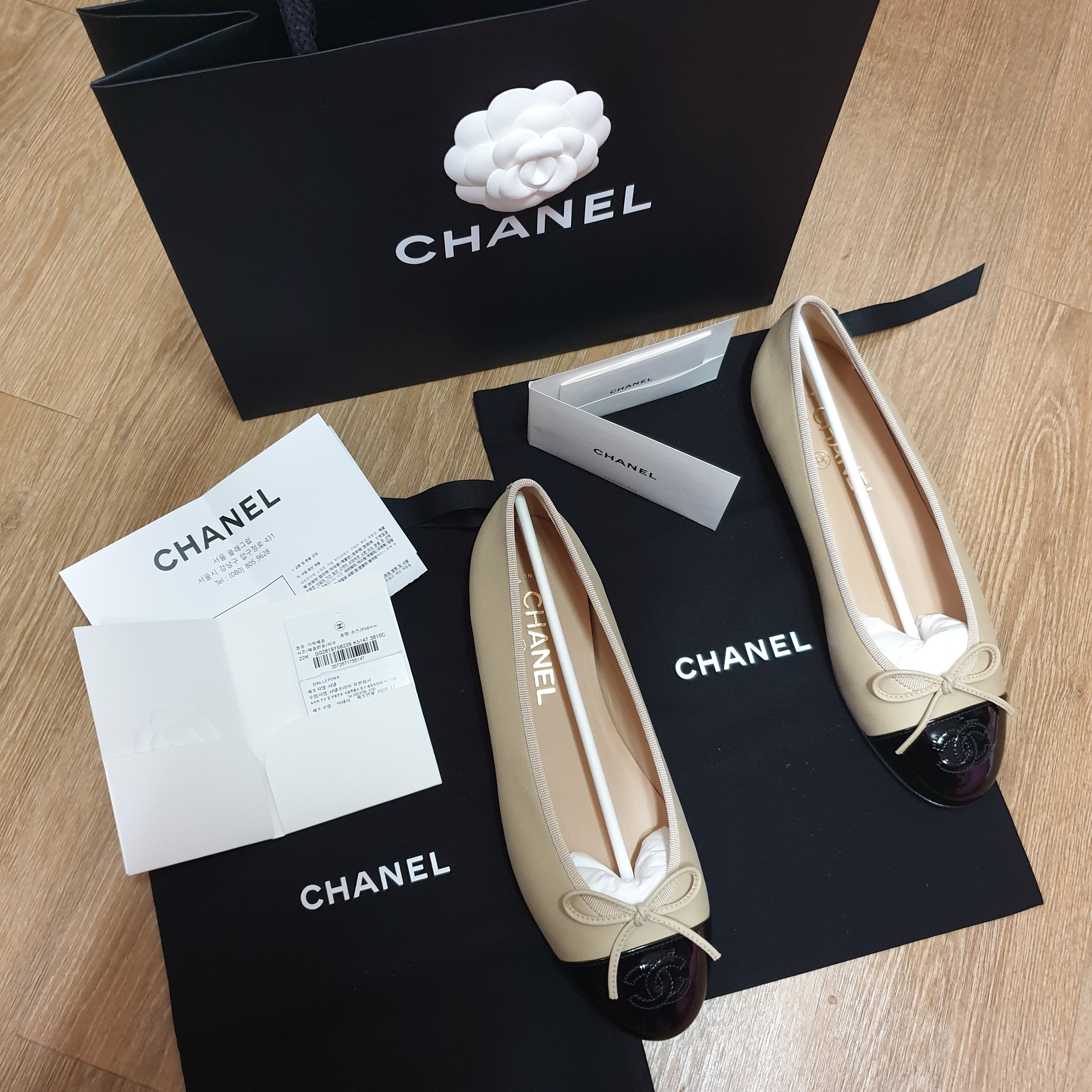(W) Chanel Ballerina Flat Shiny Goatskin Patent Calfskin & Light Beige Black 착용 스타일 - 5