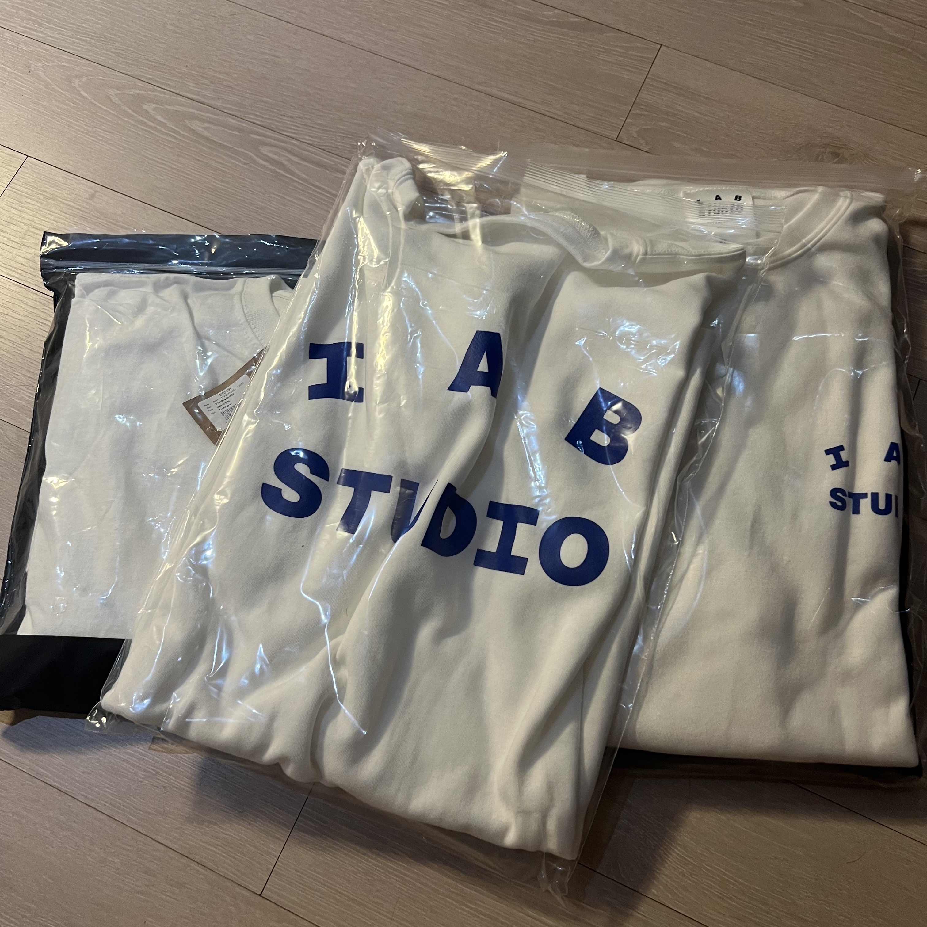 IAB Studio 10th Anniversary T-Shirts Pack White & Black (2 Pack), Stussy Shattered T-Shirt White 착용 스타일