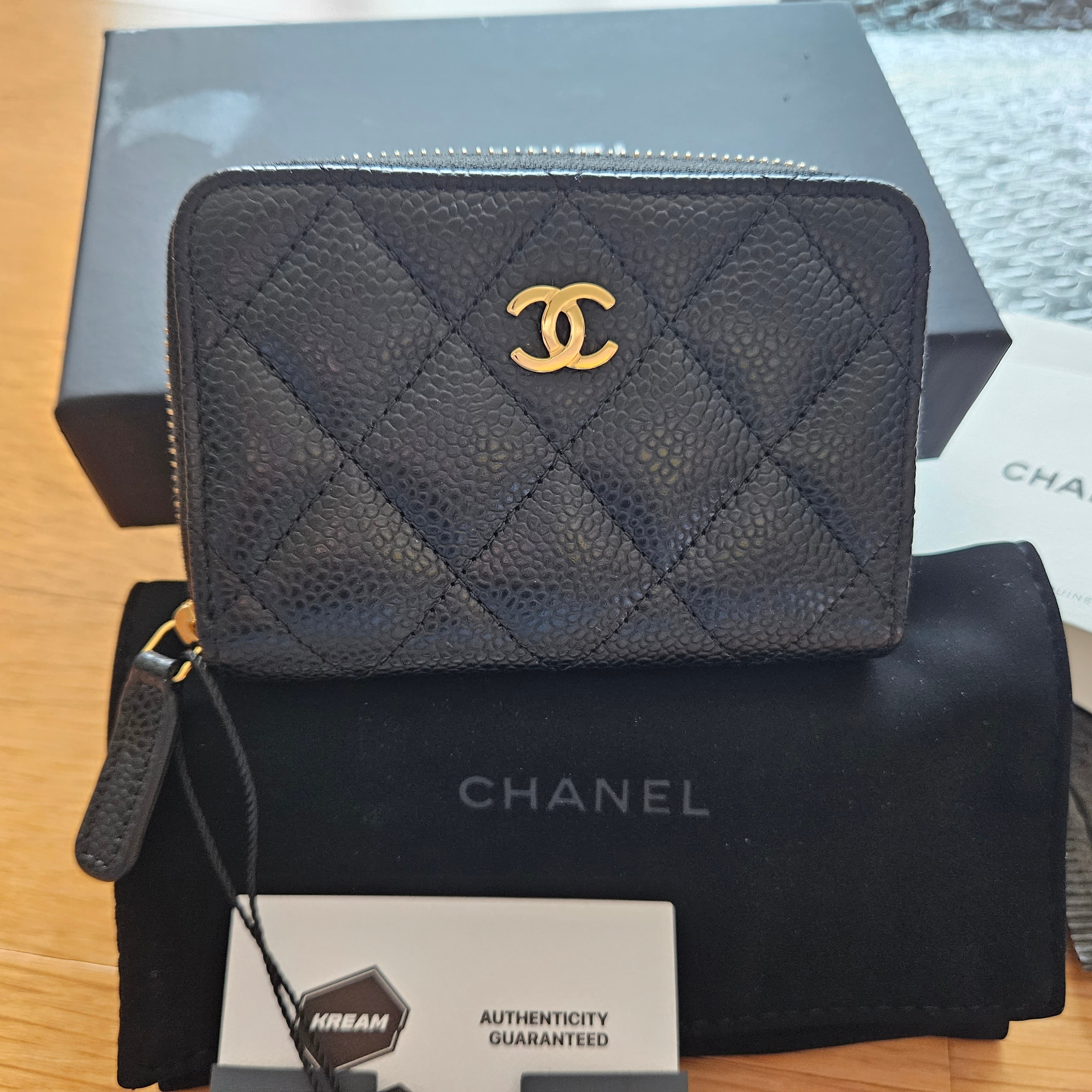 Chanel Classic Zipped Coin Purse Grained Calfskin & Gold Black 착용 스타일 - 2