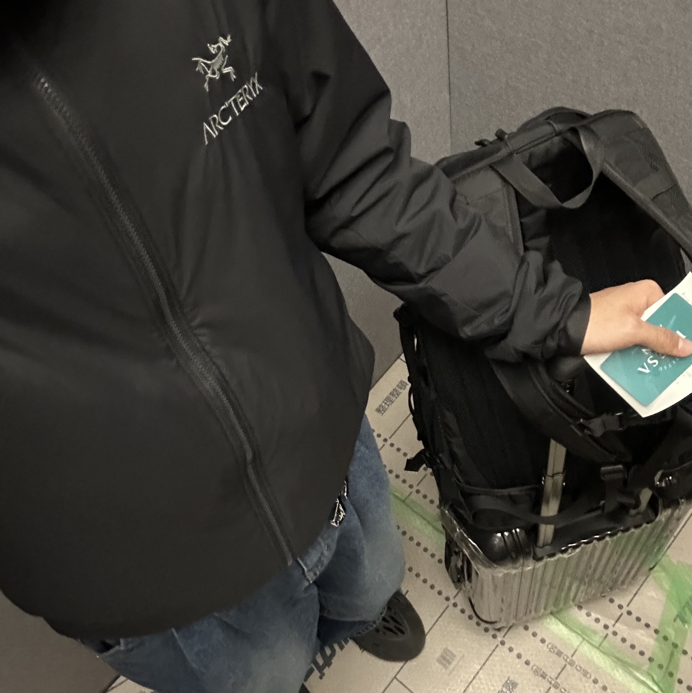 Arc'teryx Atom LT Hoody Black, Adidas Yeezy Foam RNNR Onyx 착용 스타일
