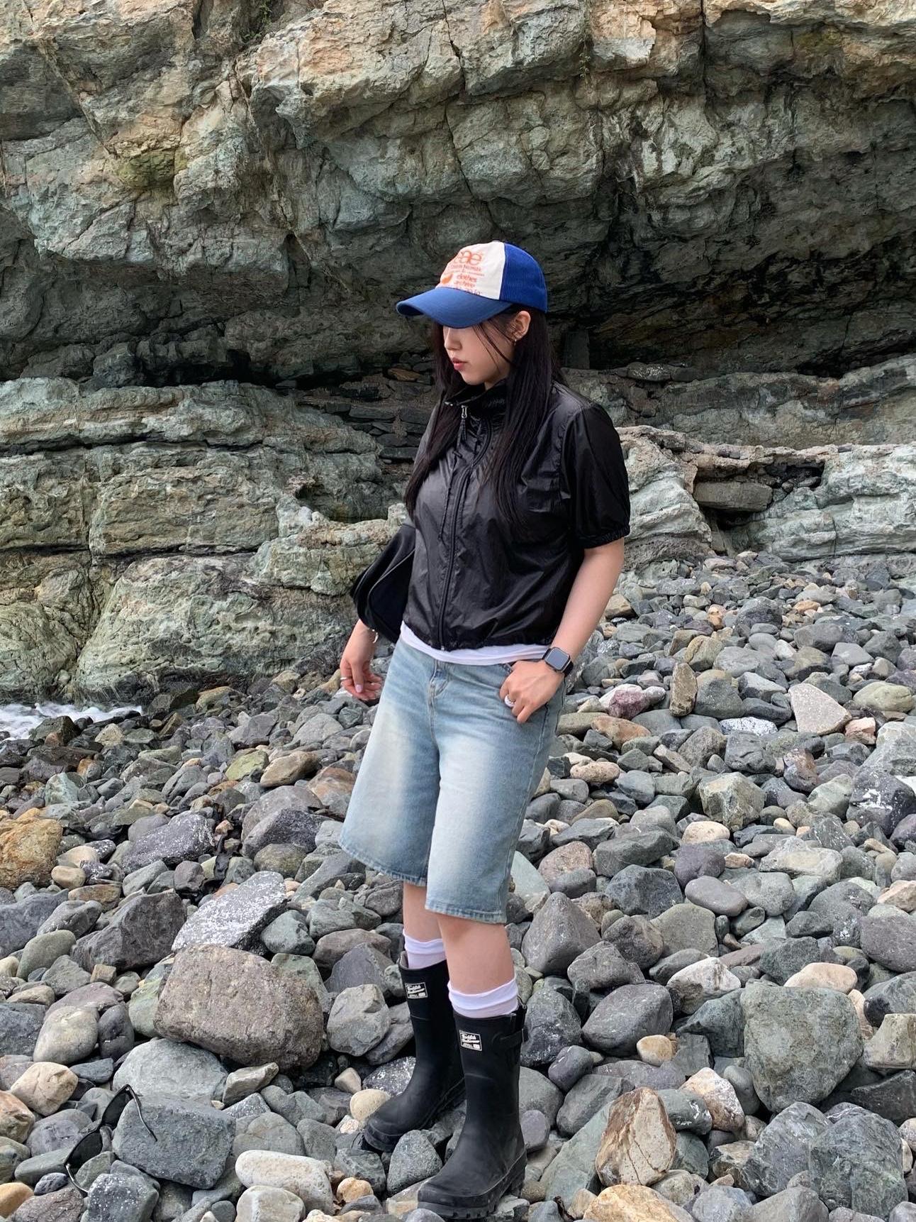 (W) Rockfishweatherwear Original Short Rain Boots Black, Matin Kim Buckle Bag Black 착용 스타일 - 1