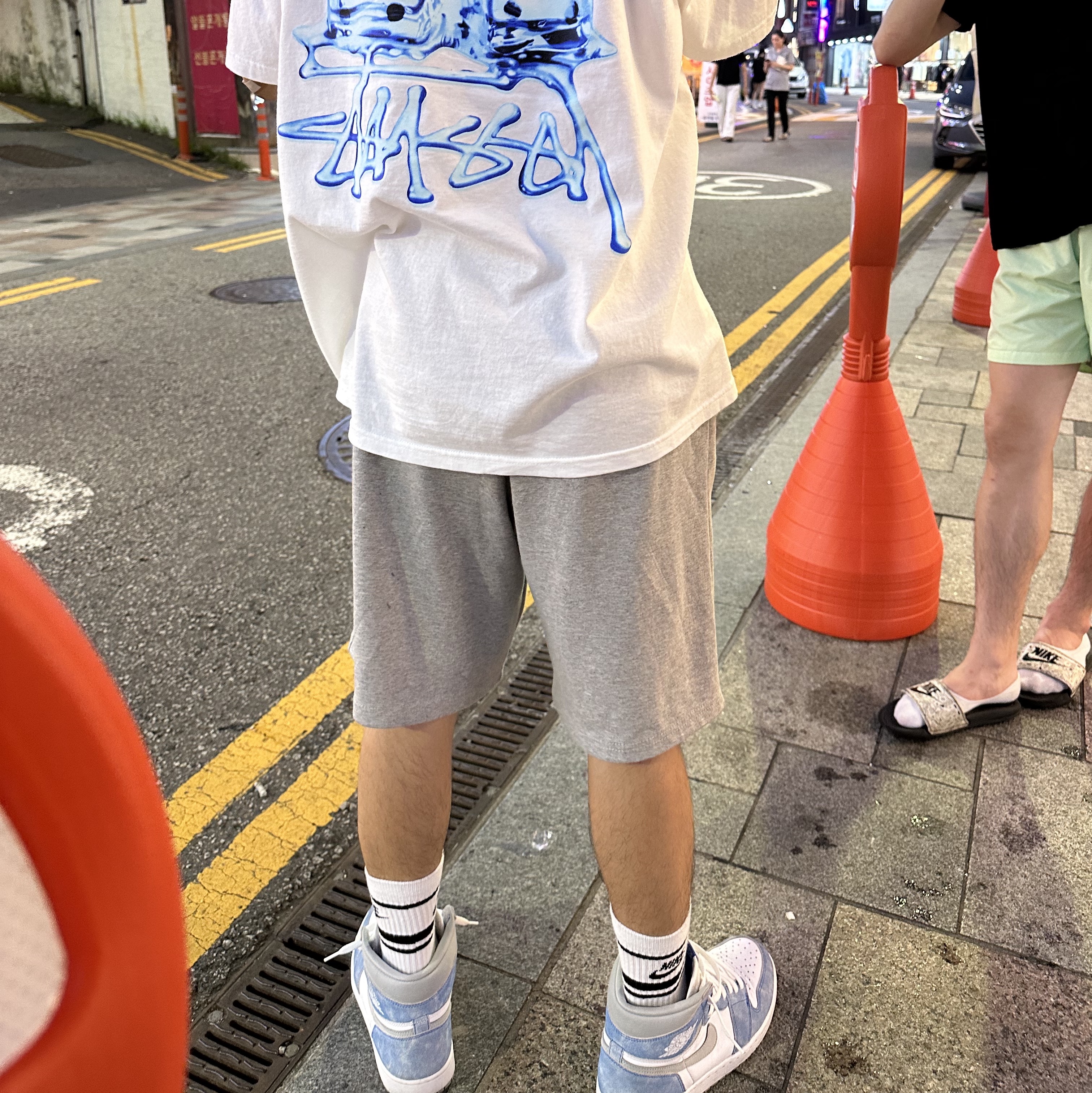 Stussy Melted T-Shirt White, Jordan 1 Retro High OG Hyper Royal 착용 스타일