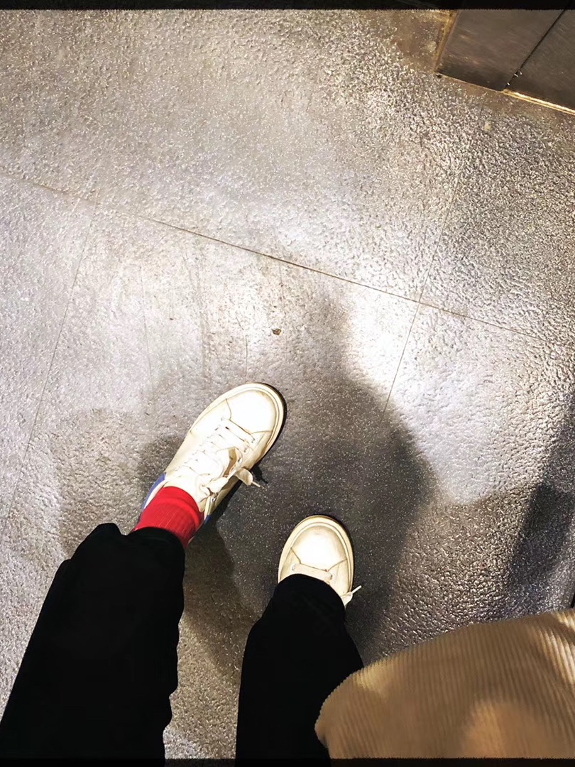 (W) Alexander McQueen Oversized Sneakers White Navy Glitter 착용 스타일 - 1